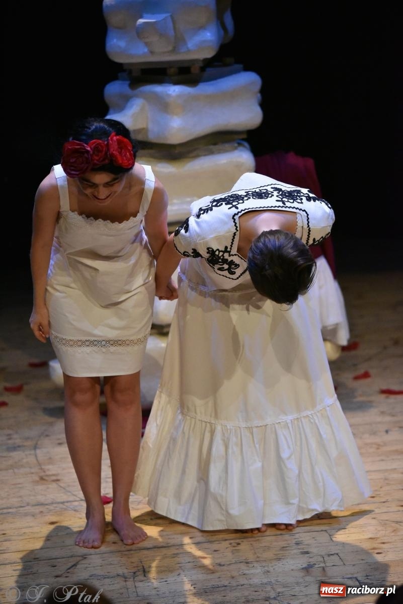 Zdjęcie w galerii na portalu naszraciborz.pl: Frida la Vida! - spektakl inspirowany życiem Fridy Kahlo na deskach RCK wiadomości z regionu