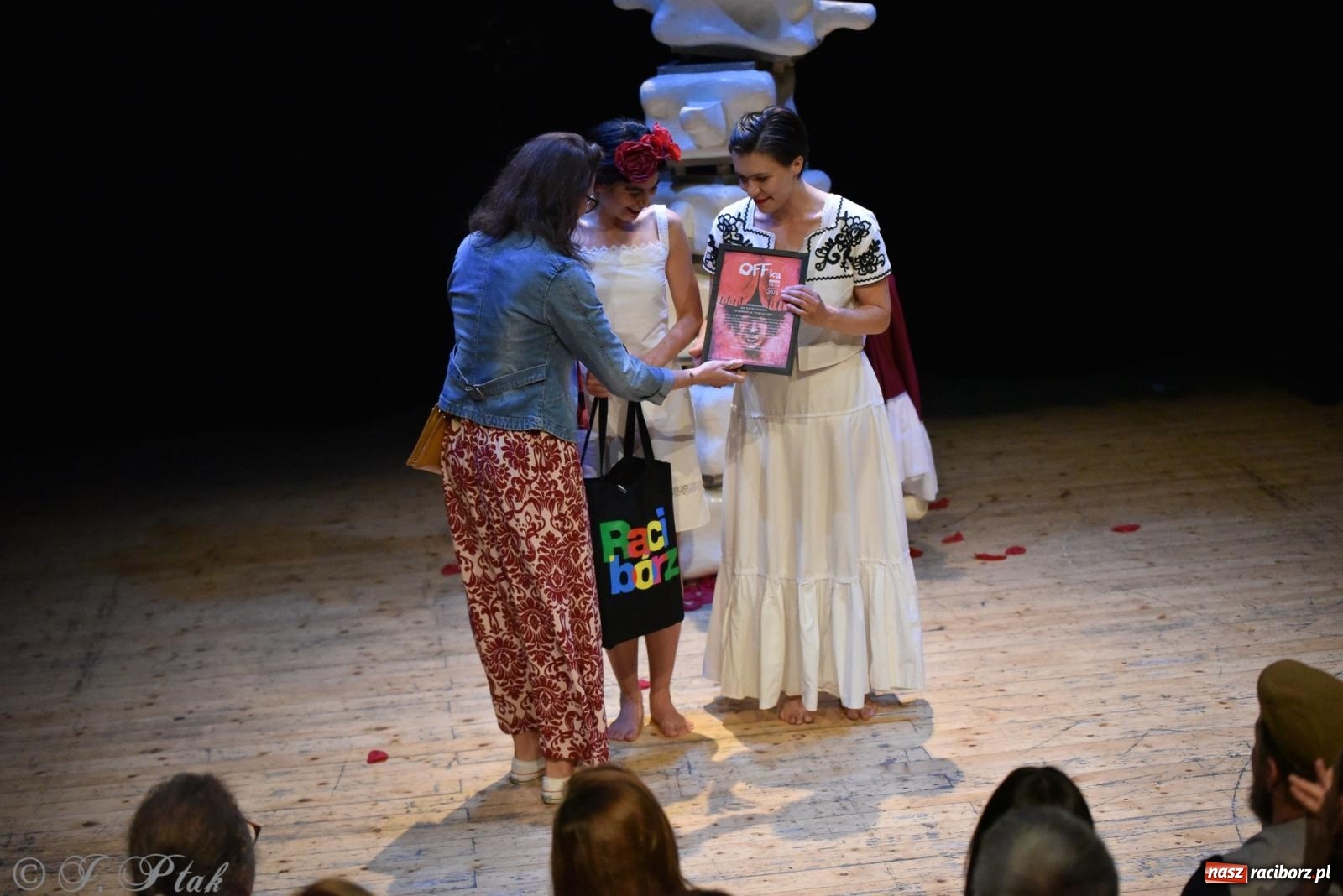 Zdjęcie w galerii na portalu naszraciborz.pl: Frida la Vida! - spektakl inspirowany życiem Fridy Kahlo na deskach RCK wiadomości z regionu