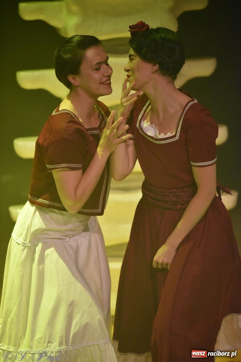 Zdjęcie w galerii na portalu naszraciborz.pl: Frida la Vida! - spektakl inspirowany życiem Fridy Kahlo na deskach RCK wiadomości z regionu