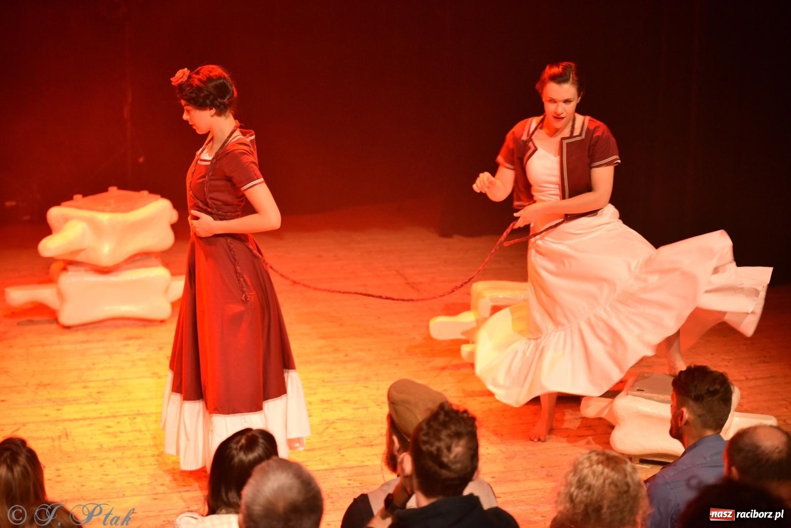 Zdjęcie w galerii na portalu naszraciborz.pl: Frida la Vida! - spektakl inspirowany życiem Fridy Kahlo na deskach RCK wiadomości z regionu