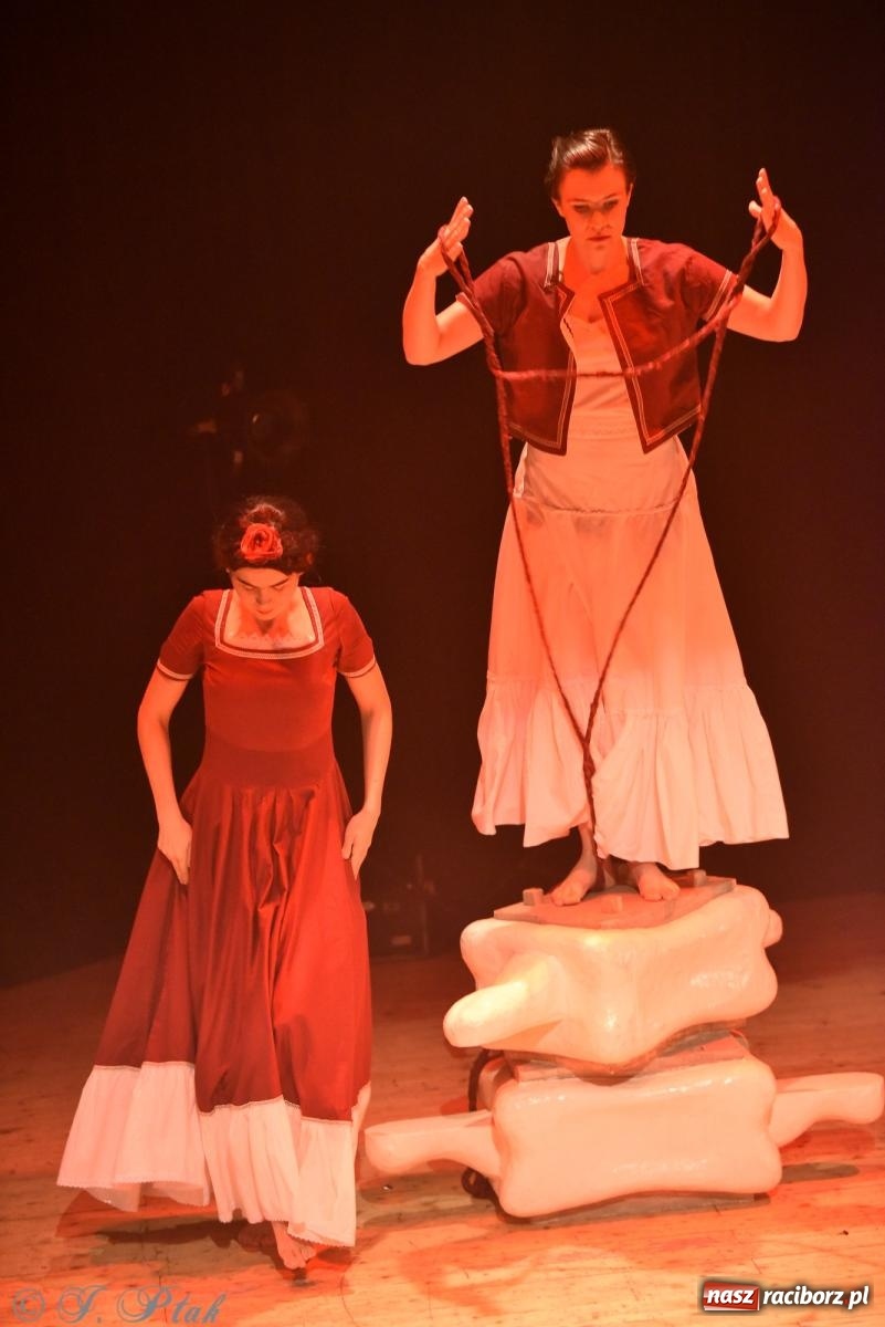 Zdjęcie w galerii na portalu naszraciborz.pl: Frida la Vida! - spektakl inspirowany życiem Fridy Kahlo na deskach RCK wiadomości z regionu