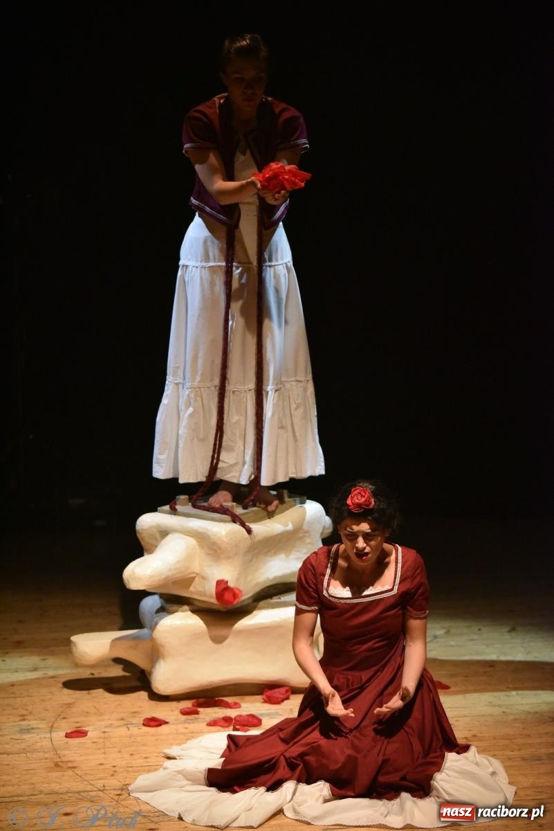 Zdjęcie w galerii na portalu naszraciborz.pl: Frida la Vida! - spektakl inspirowany życiem Fridy Kahlo na deskach RCK wiadomości z regionu