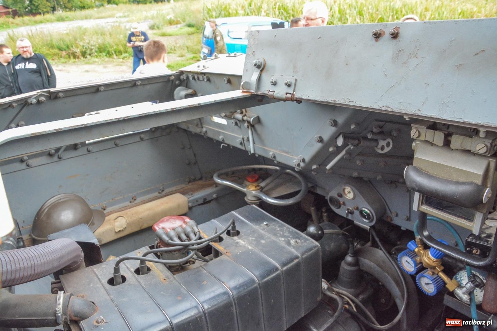 Zdjęcie w galerii na portalu naszraciborz.pl: Piknik militarny w Sławikowie. Wiktoria wjechała czołgiem T-55 [FOTO i WIDEO] wiadomości z regionu