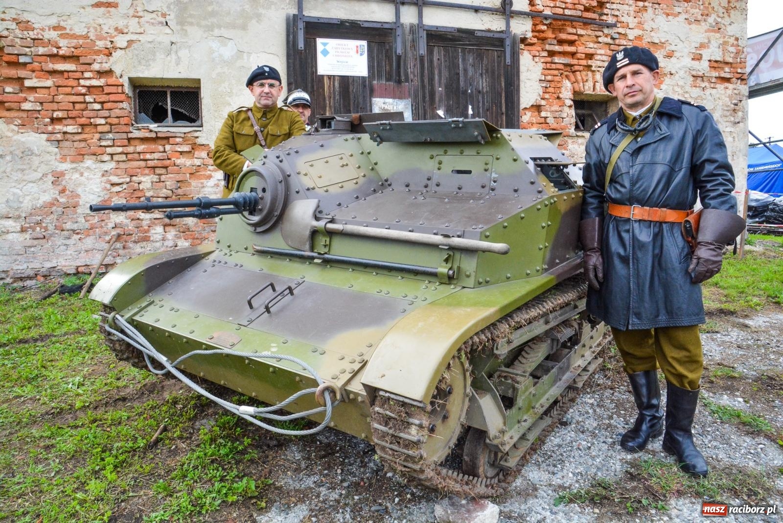 Zdjęcie w galerii na portalu naszraciborz.pl: Piknik militarny w Sławikowie. Wiktoria wjechała czołgiem T-55 [FOTO i WIDEO] wiadomości z regionu