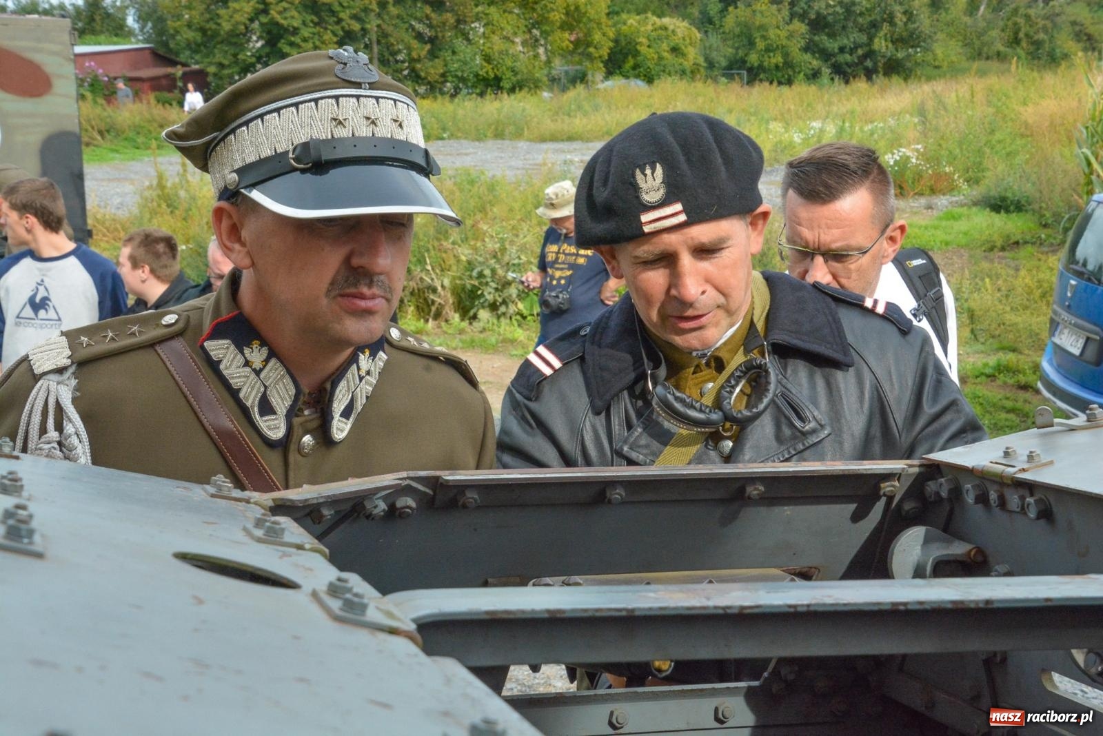 Zdjęcie w galerii na portalu naszraciborz.pl: Piknik militarny w Sławikowie. Wiktoria wjechała czołgiem T-55 [FOTO i WIDEO] wiadomości z regionu