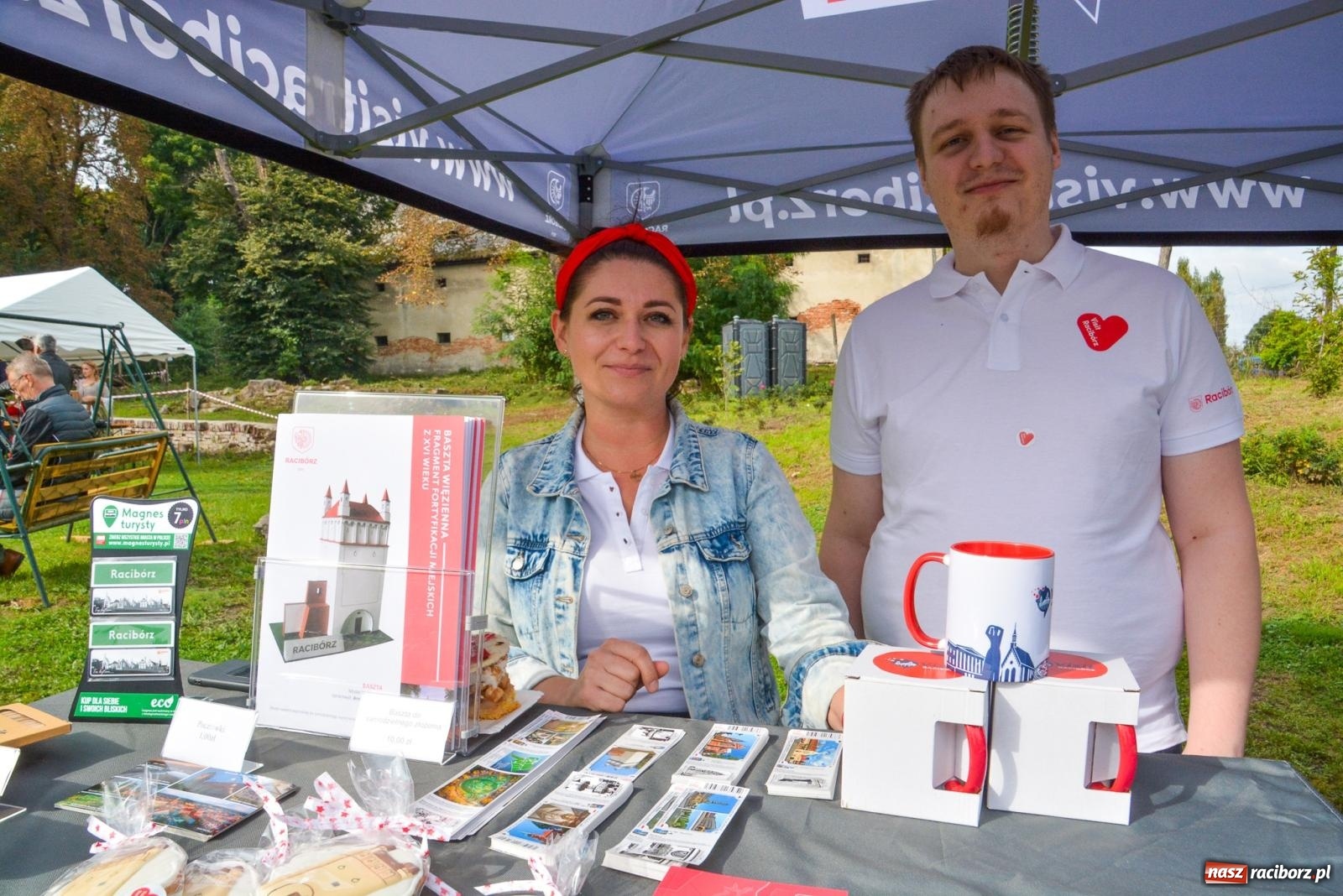 Zdjęcie w galerii na portalu naszraciborz.pl: Piknik militarny w Sławikowie. Wiktoria wjechała czołgiem T-55 [FOTO i WIDEO] wiadomości z regionu