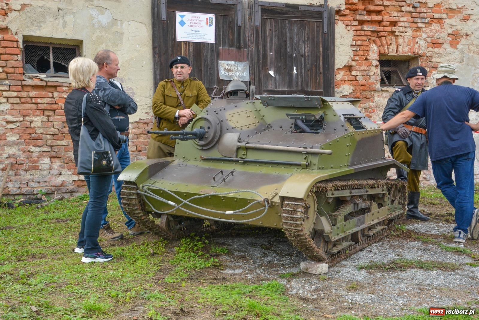 Zdjęcie w galerii na portalu naszraciborz.pl: Piknik militarny w Sławikowie. Wiktoria wjechała czołgiem T-55 [FOTO i WIDEO] wiadomości z regionu