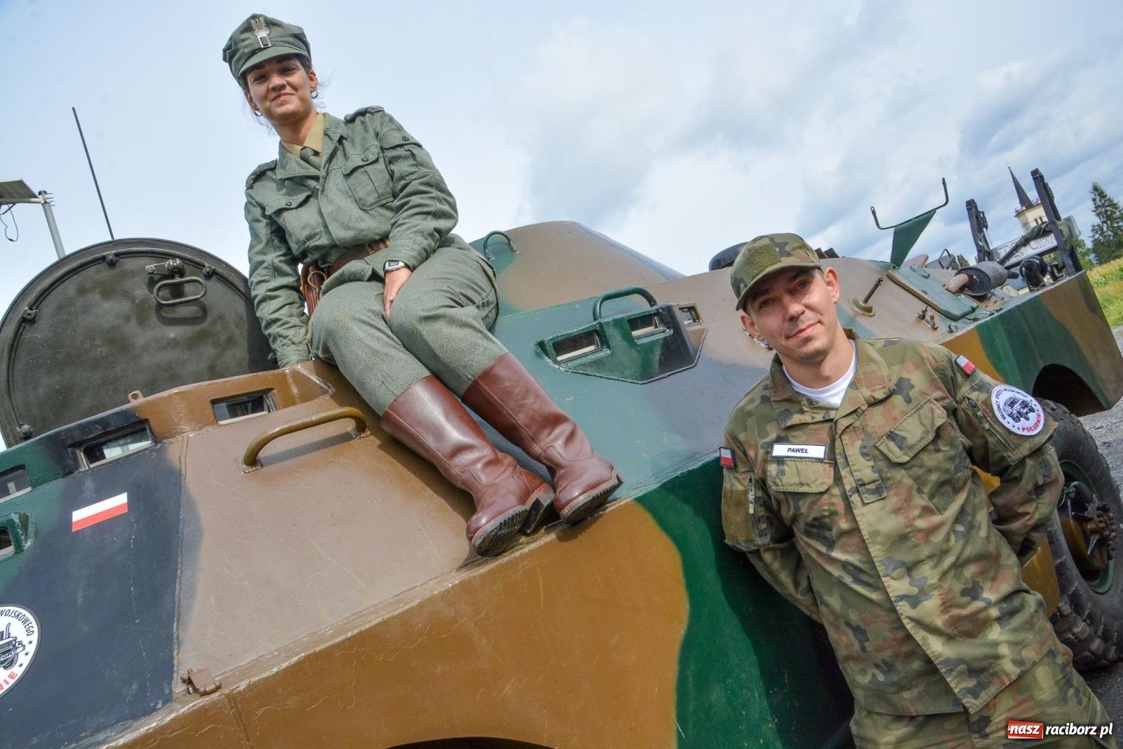 Zdjęcie w galerii na portalu naszraciborz.pl: Piknik militarny w Sławikowie. Wiktoria wjechała czołgiem T-55 [FOTO i WIDEO] wiadomości z regionu