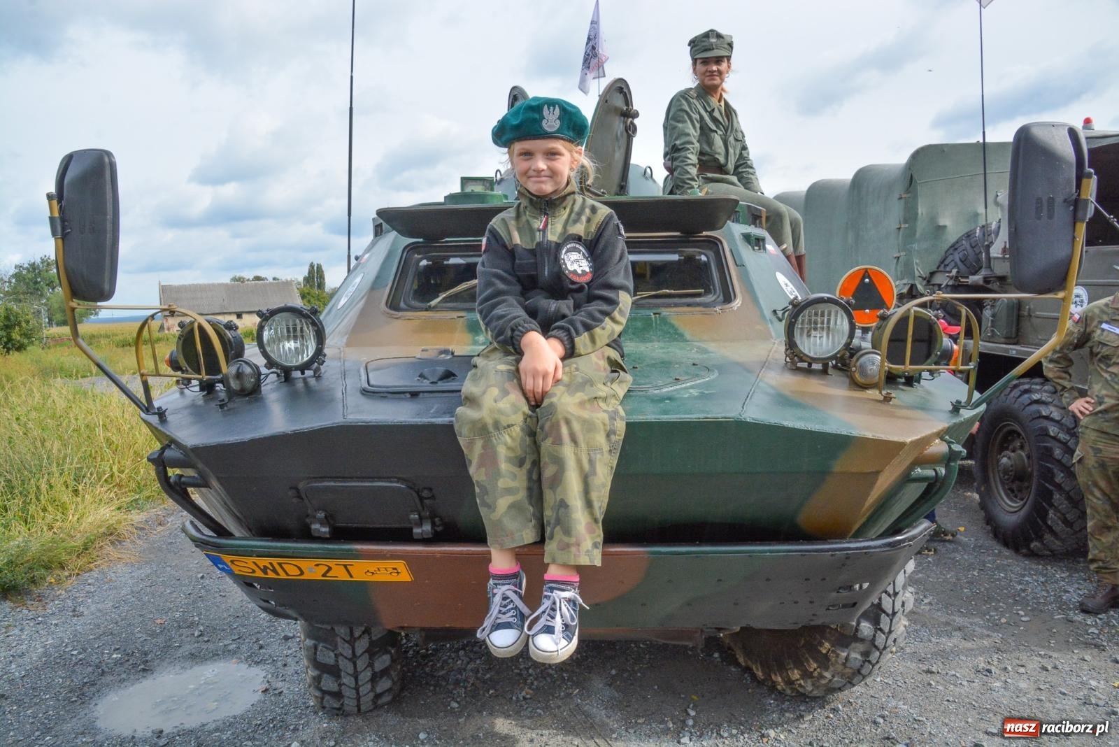 Zdjęcie w galerii na portalu naszraciborz.pl: Piknik militarny w Sławikowie. Wiktoria wjechała czołgiem T-55 [FOTO i WIDEO] wiadomości z regionu