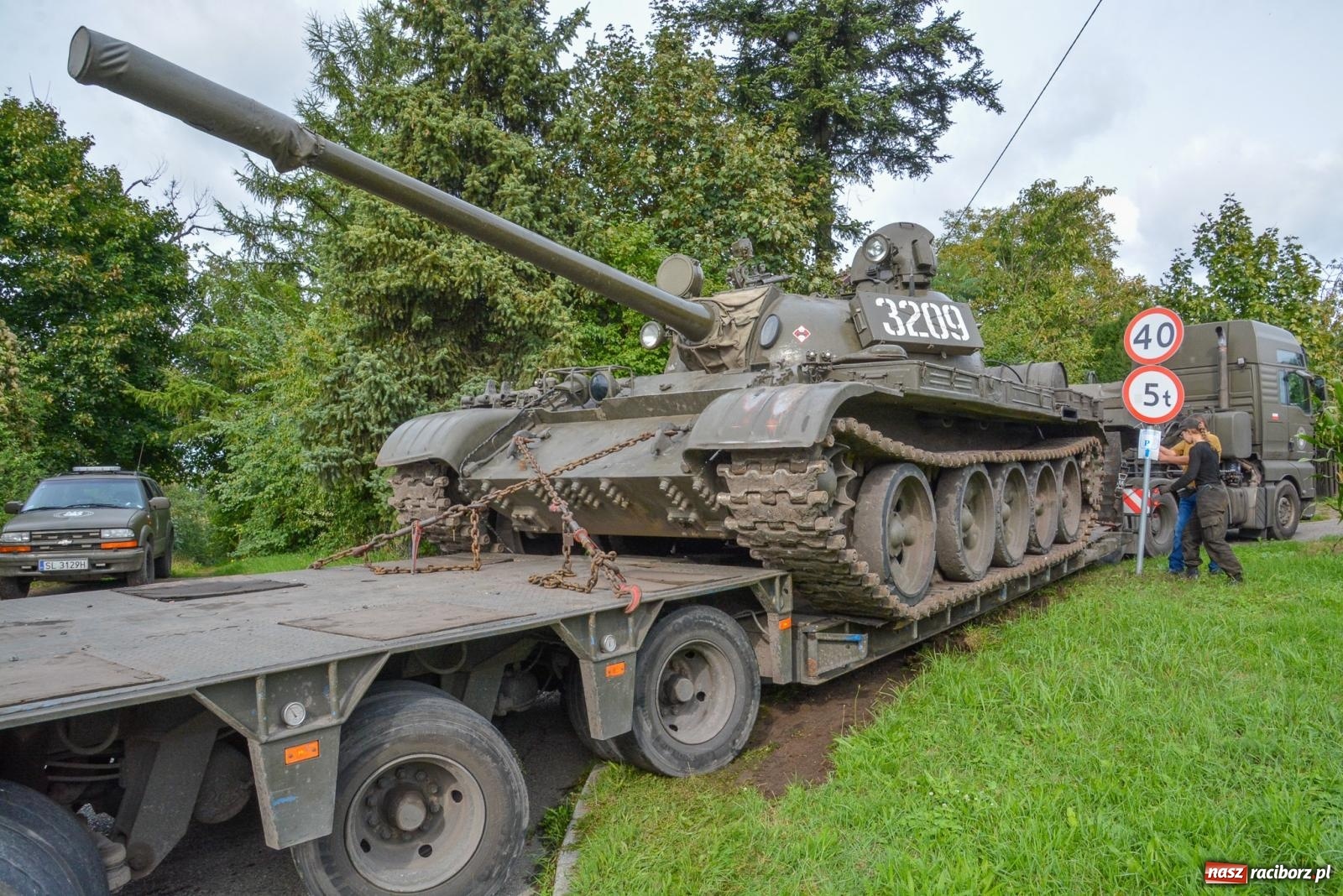 Zdjęcie w galerii na portalu naszraciborz.pl: Piknik militarny w Sławikowie. Wiktoria wjechała czołgiem T-55 [FOTO i WIDEO] wiadomości z regionu