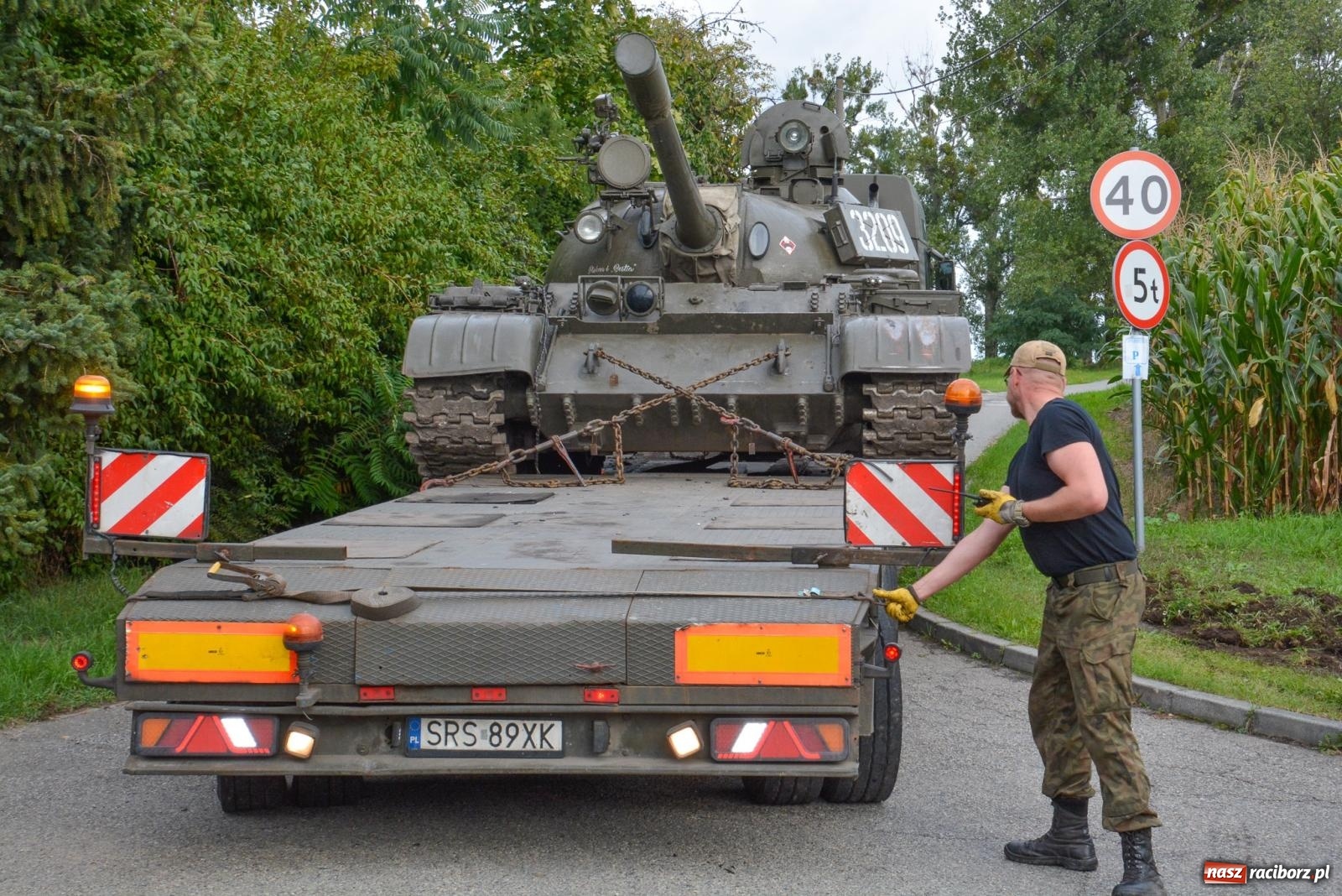 Zdjęcie w galerii na portalu naszraciborz.pl: Piknik militarny w Sławikowie. Wiktoria wjechała czołgiem T-55 [FOTO i WIDEO] wiadomości z regionu