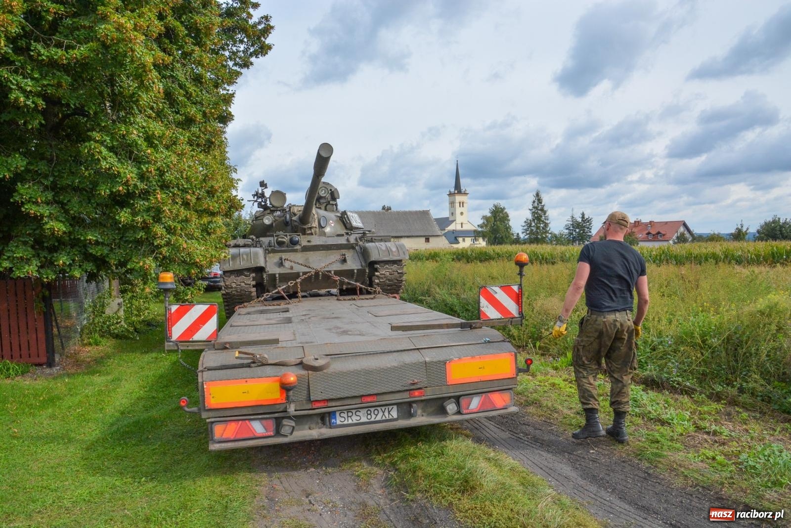 Zdjęcie w galerii na portalu naszraciborz.pl: Piknik militarny w Sławikowie. Wiktoria wjechała czołgiem T-55 [FOTO i WIDEO] wiadomości z regionu