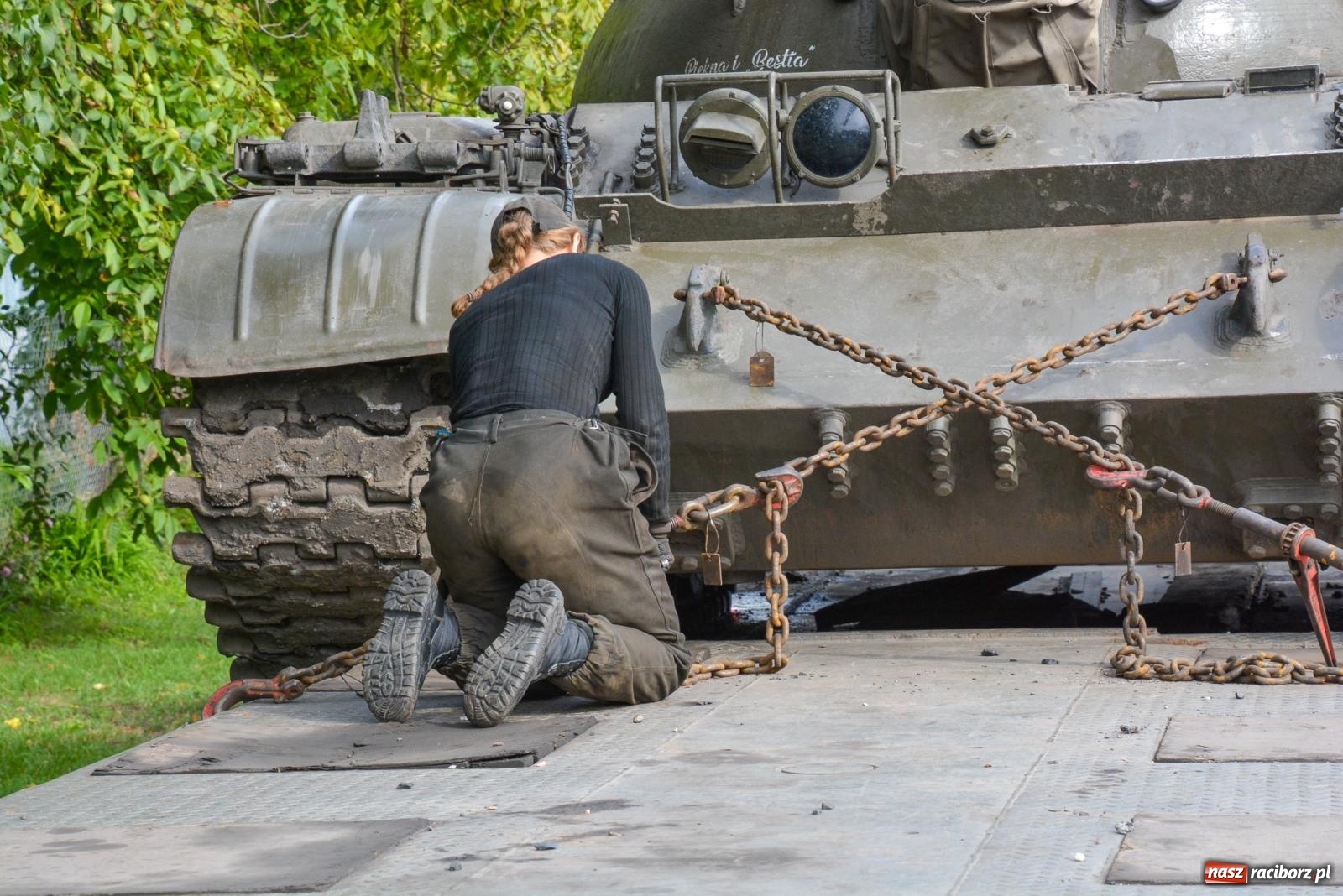 Zdjęcie w galerii na portalu naszraciborz.pl: Piknik militarny w Sławikowie. Wiktoria wjechała czołgiem T-55 [FOTO i WIDEO] wiadomości z regionu
