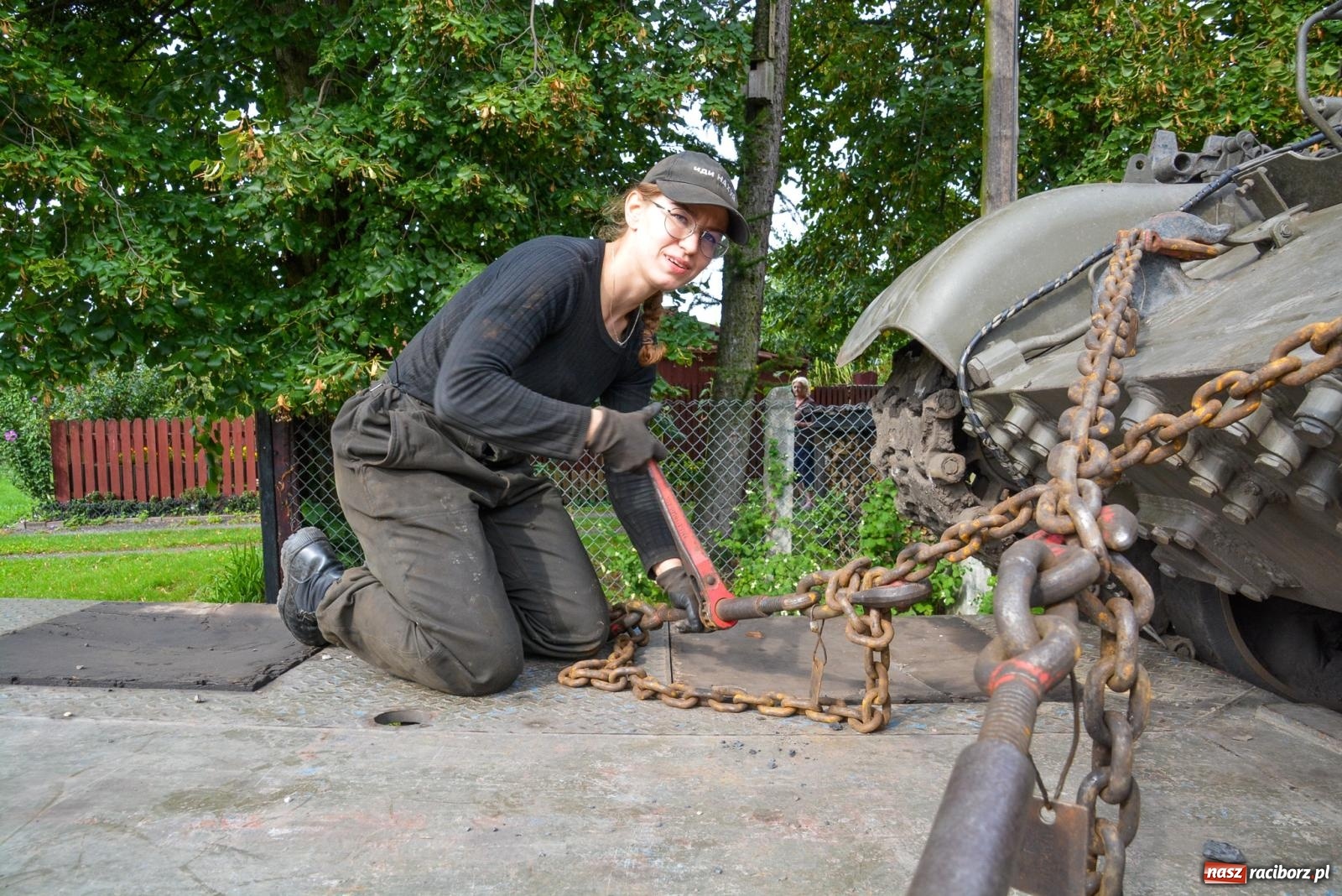 Zdjęcie w galerii na portalu naszraciborz.pl: Piknik militarny w Sławikowie. Wiktoria wjechała czołgiem T-55 [FOTO i WIDEO] wiadomości z regionu