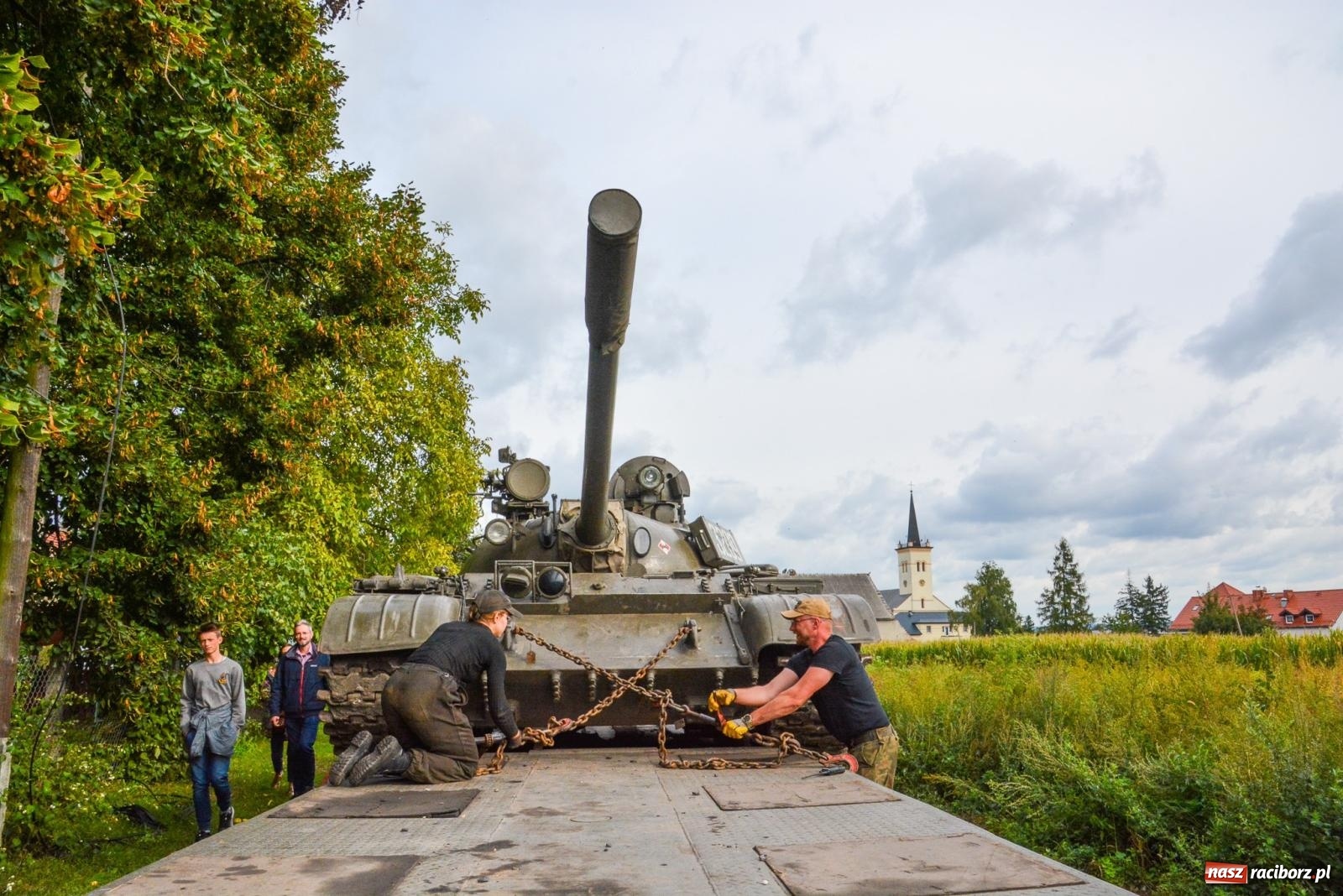 Zdjęcie w galerii na portalu naszraciborz.pl: Piknik militarny w Sławikowie. Wiktoria wjechała czołgiem T-55 [FOTO i WIDEO] wiadomości z regionu