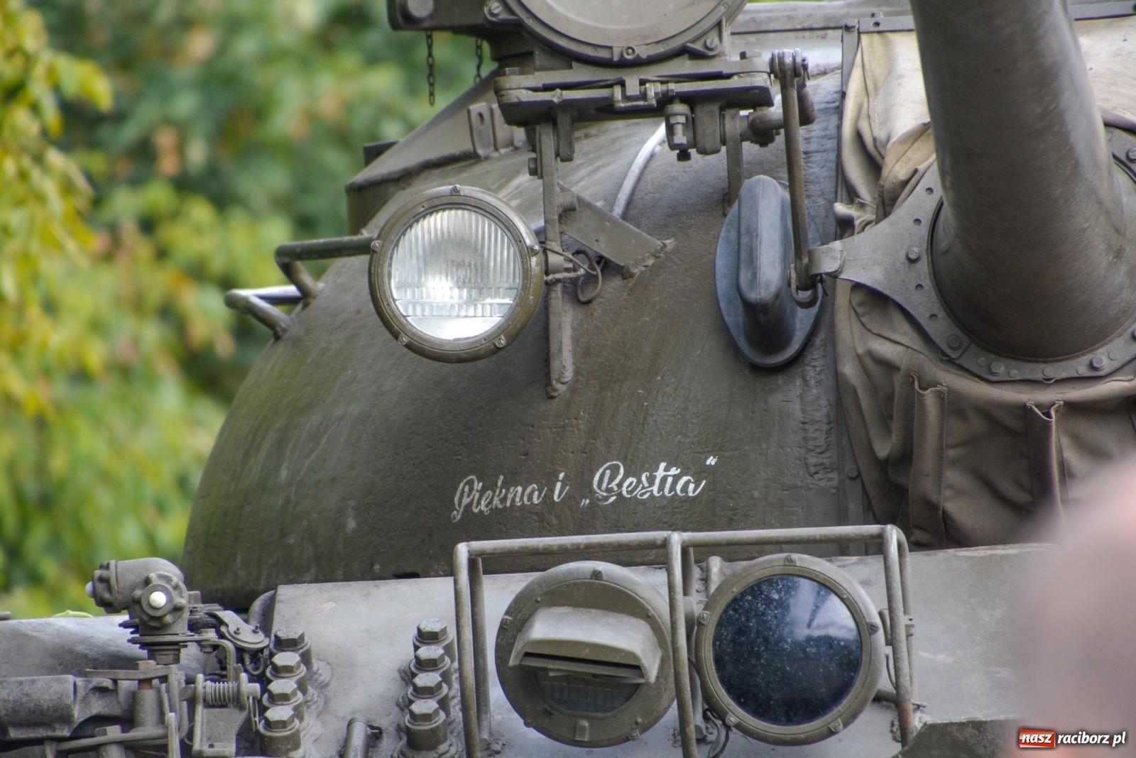 Zdjęcie w galerii na portalu naszraciborz.pl: Piknik militarny w Sławikowie. Wiktoria wjechała czołgiem T-55 [FOTO i WIDEO] wiadomości z regionu