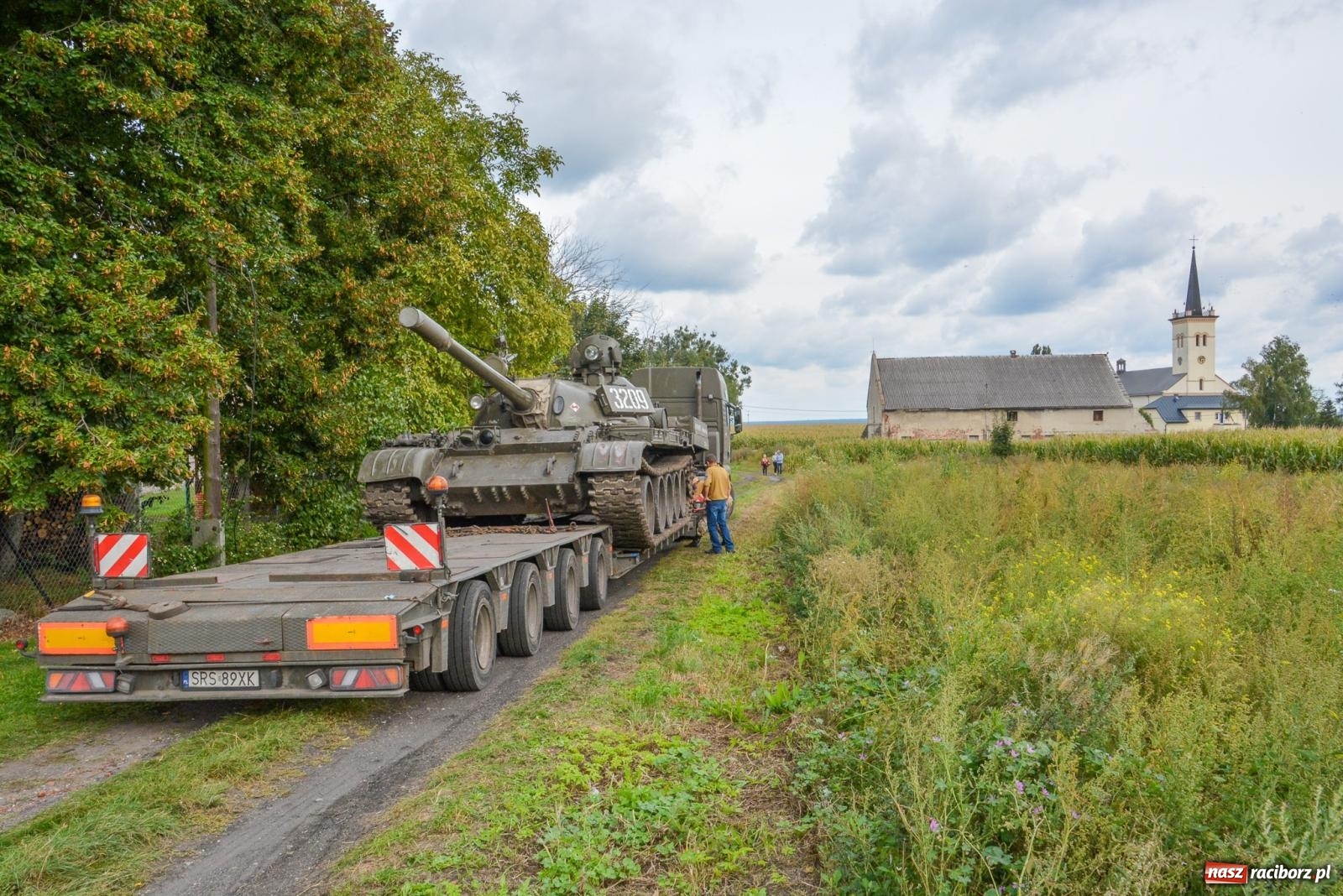 Zdjęcie w galerii na portalu naszraciborz.pl: Piknik militarny w Sławikowie. Wiktoria wjechała czołgiem T-55 [FOTO i WIDEO] wiadomości z regionu
