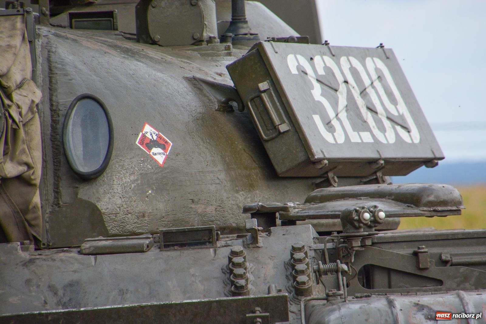 Zdjęcie w galerii na portalu naszraciborz.pl: Piknik militarny w Sławikowie. Wiktoria wjechała czołgiem T-55 [FOTO i WIDEO] wiadomości z regionu