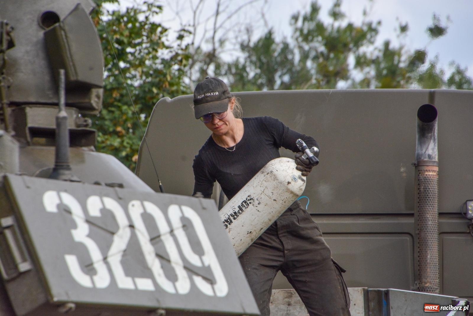 Zdjęcie w galerii na portalu naszraciborz.pl: Piknik militarny w Sławikowie. Wiktoria wjechała czołgiem T-55 [FOTO i WIDEO] wiadomości z regionu