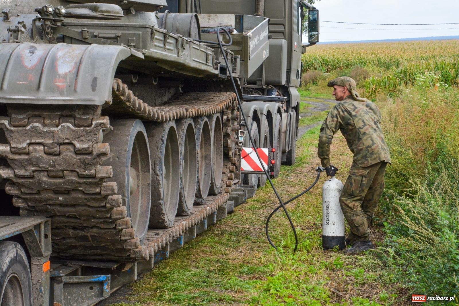 Zdjęcie w galerii na portalu naszraciborz.pl: Piknik militarny w Sławikowie. Wiktoria wjechała czołgiem T-55 [FOTO i WIDEO] wiadomości z regionu