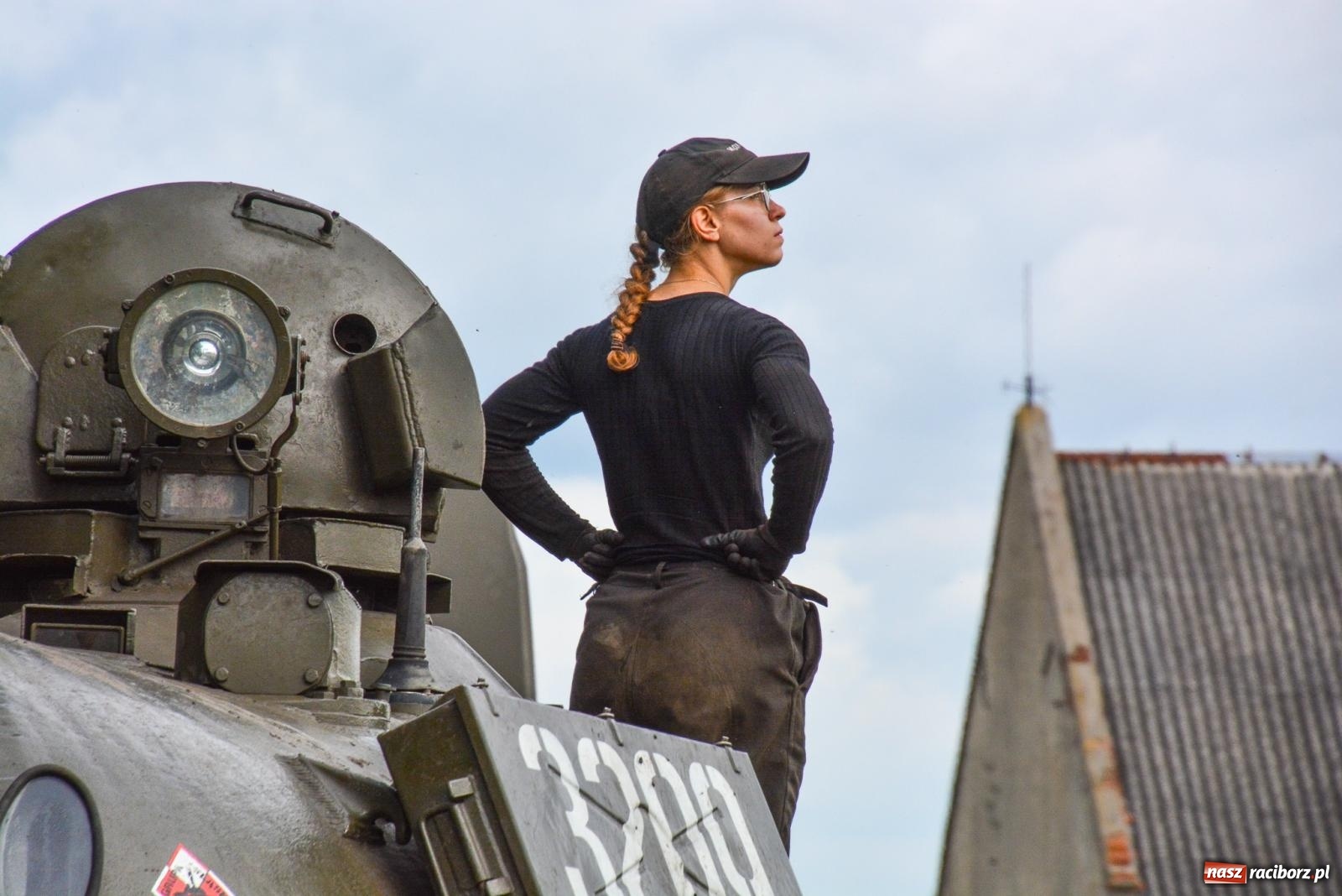 Zdjęcie w galerii na portalu naszraciborz.pl: Piknik militarny w Sławikowie. Wiktoria wjechała czołgiem T-55 [FOTO i WIDEO] wiadomości z regionu
