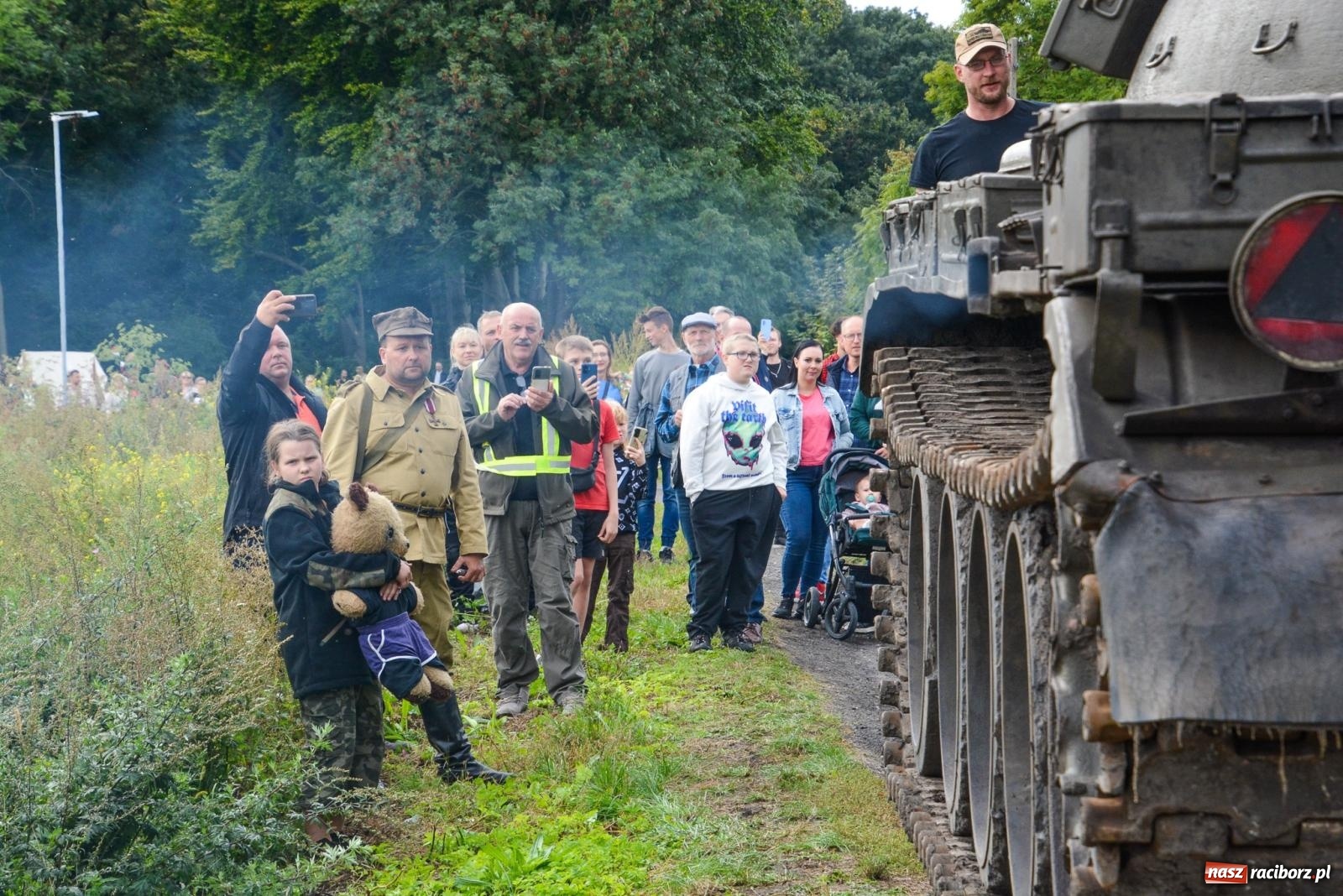 Zdjęcie w galerii na portalu naszraciborz.pl: Piknik militarny w Sławikowie. Wiktoria wjechała czołgiem T-55 [FOTO i WIDEO] wiadomości z regionu