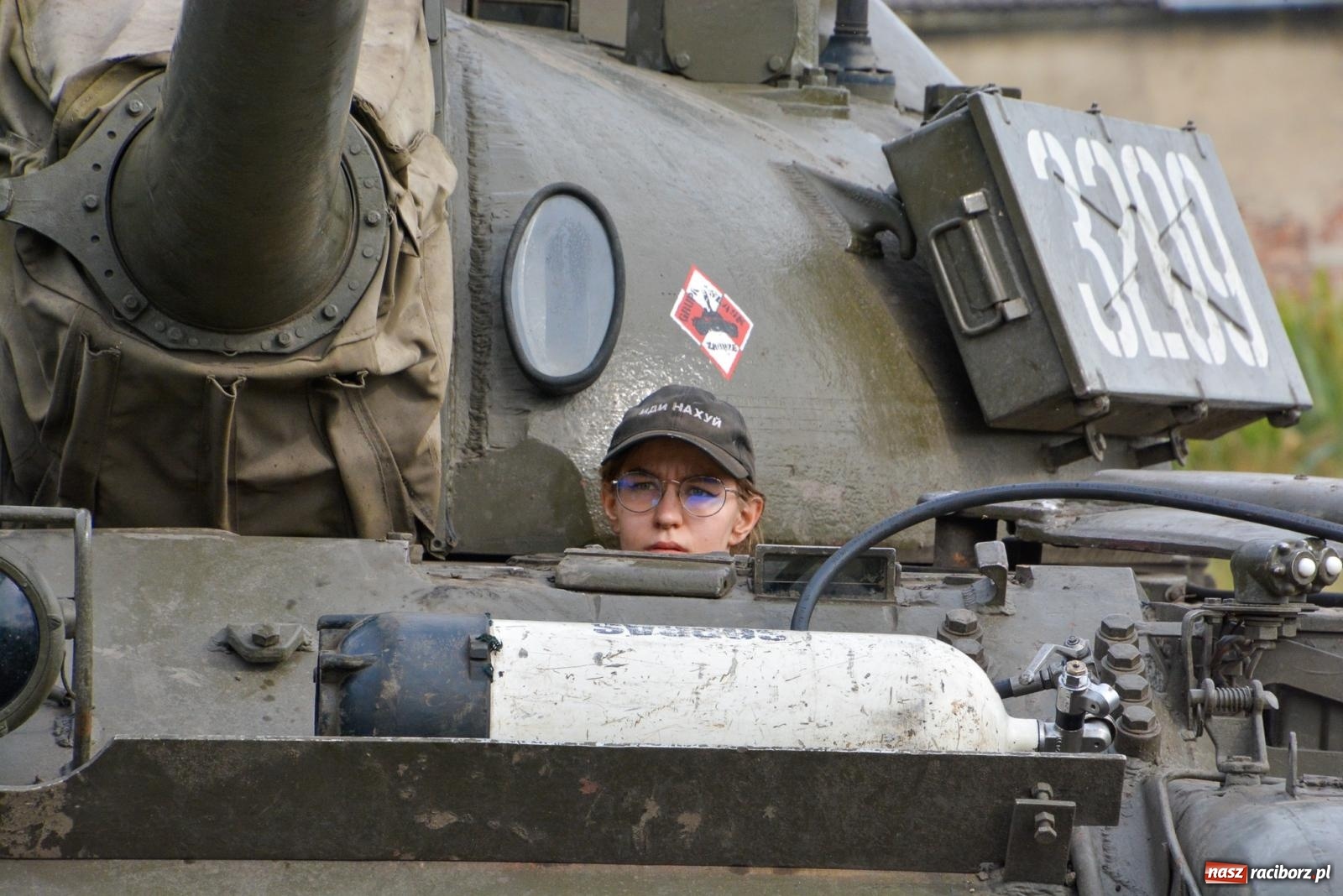 Zdjęcie w galerii na portalu naszraciborz.pl: Piknik militarny w Sławikowie. Wiktoria wjechała czołgiem T-55 [FOTO i WIDEO] wiadomości z regionu