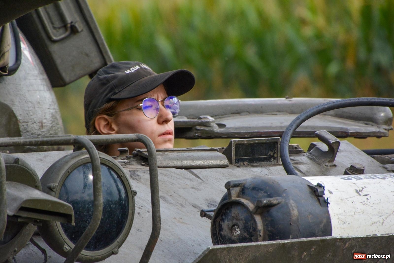 Zdjęcie w galerii na portalu naszraciborz.pl: Piknik militarny w Sławikowie. Wiktoria wjechała czołgiem T-55 [FOTO i WIDEO] wiadomości z regionu