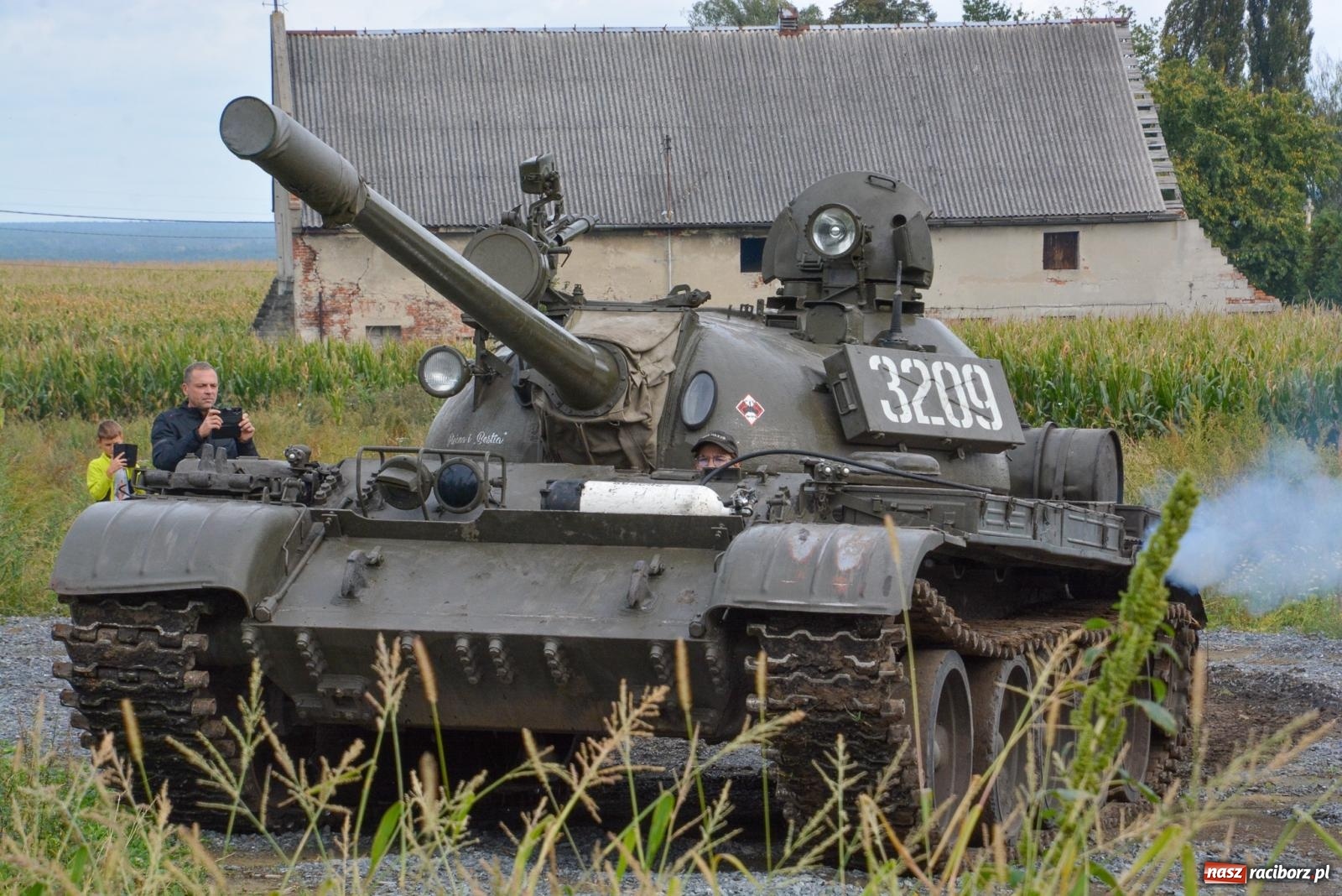 Zdjęcie w galerii na portalu naszraciborz.pl: Piknik militarny w Sławikowie. Wiktoria wjechała czołgiem T-55 [FOTO i WIDEO] wiadomości z regionu