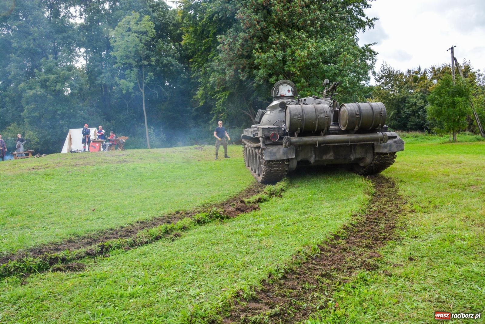 Zdjęcie w galerii na portalu naszraciborz.pl: Piknik militarny w Sławikowie. Wiktoria wjechała czołgiem T-55 [FOTO i WIDEO] wiadomości z regionu