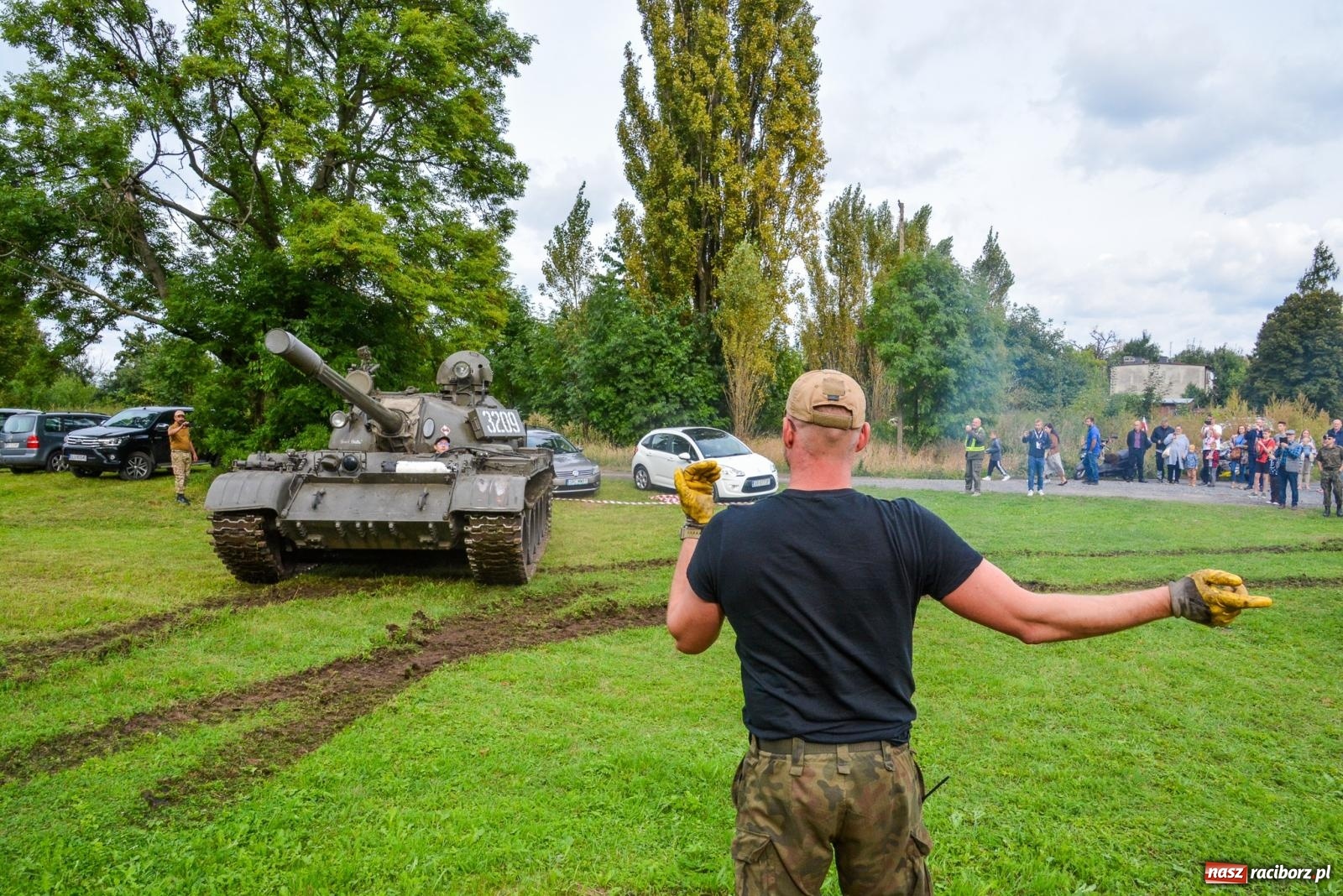 Zdjęcie w galerii na portalu naszraciborz.pl: Piknik militarny w Sławikowie. Wiktoria wjechała czołgiem T-55 [FOTO i WIDEO] wiadomości z regionu
