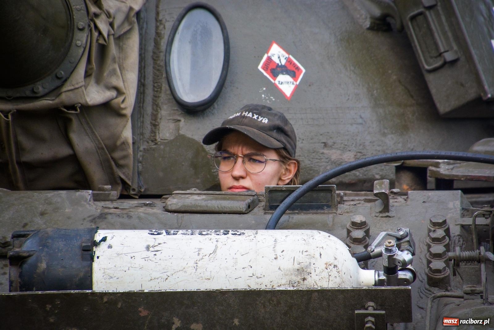 Zdjęcie w galerii na portalu naszraciborz.pl: Piknik militarny w Sławikowie. Wiktoria wjechała czołgiem T-55 [FOTO i WIDEO] wiadomości z regionu