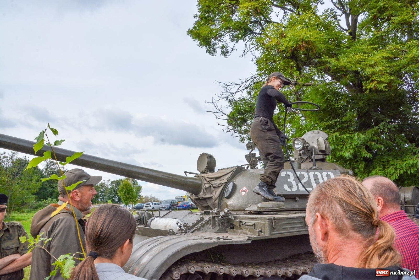 Zdjęcie w galerii na portalu naszraciborz.pl: Piknik militarny w Sławikowie. Wiktoria wjechała czołgiem T-55 [FOTO i WIDEO] wiadomości z regionu