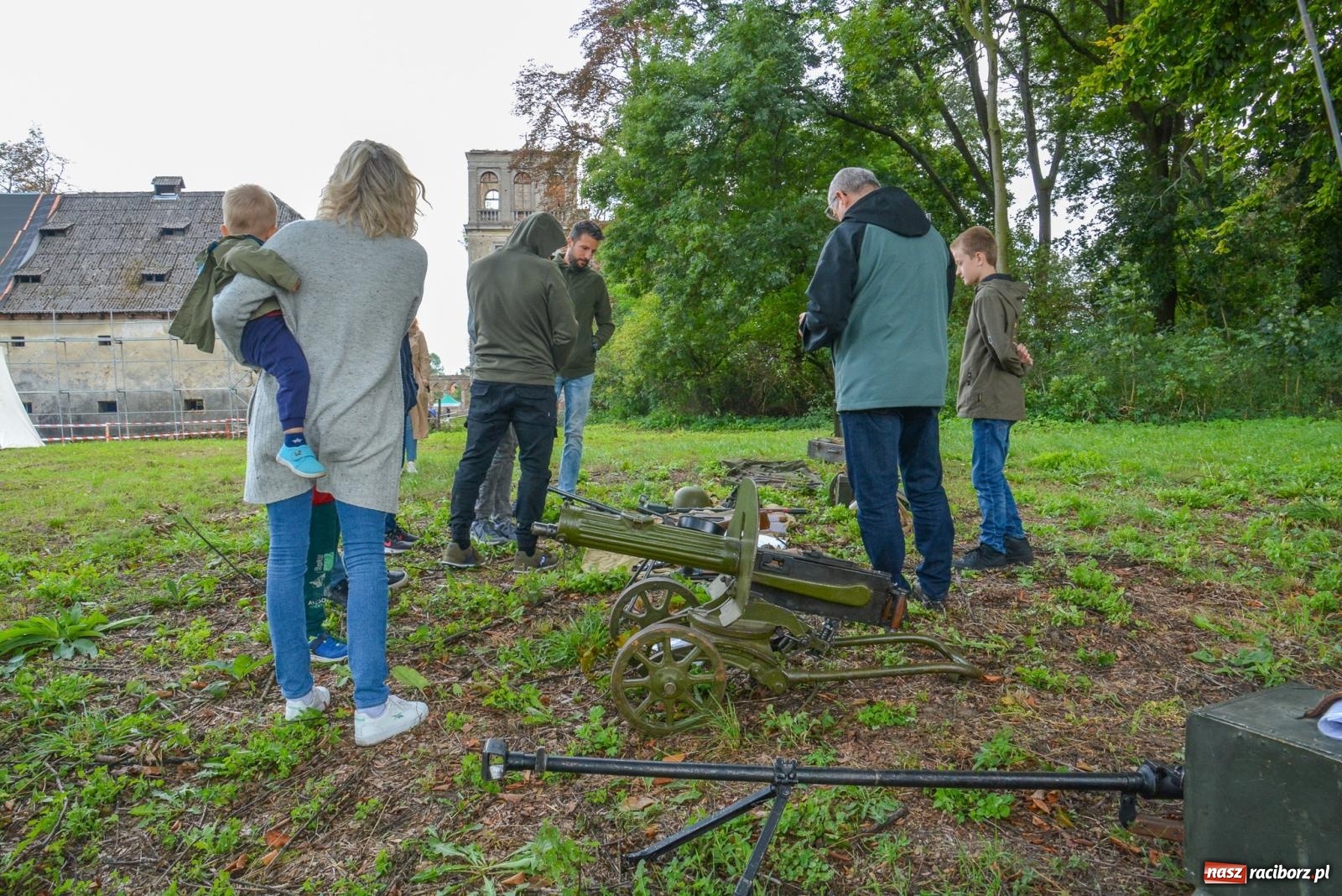 Zdjęcie w galerii na portalu naszraciborz.pl: Piknik militarny w Sławikowie. Wiktoria wjechała czołgiem T-55 [FOTO i WIDEO] wiadomości z regionu