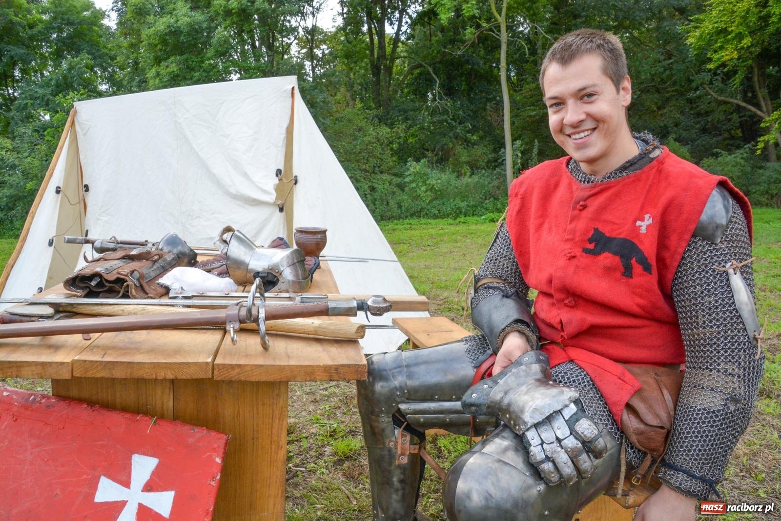 Zdjęcie w galerii na portalu naszraciborz.pl: Piknik militarny w Sławikowie. Wiktoria wjechała czołgiem T-55 [FOTO i WIDEO] wiadomości z regionu