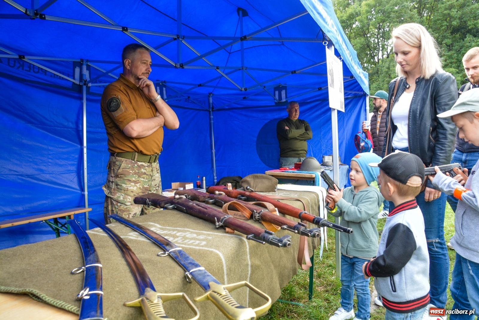 Zdjęcie w galerii na portalu naszraciborz.pl: Piknik militarny w Sławikowie. Wiktoria wjechała czołgiem T-55 [FOTO i WIDEO] wiadomości z regionu