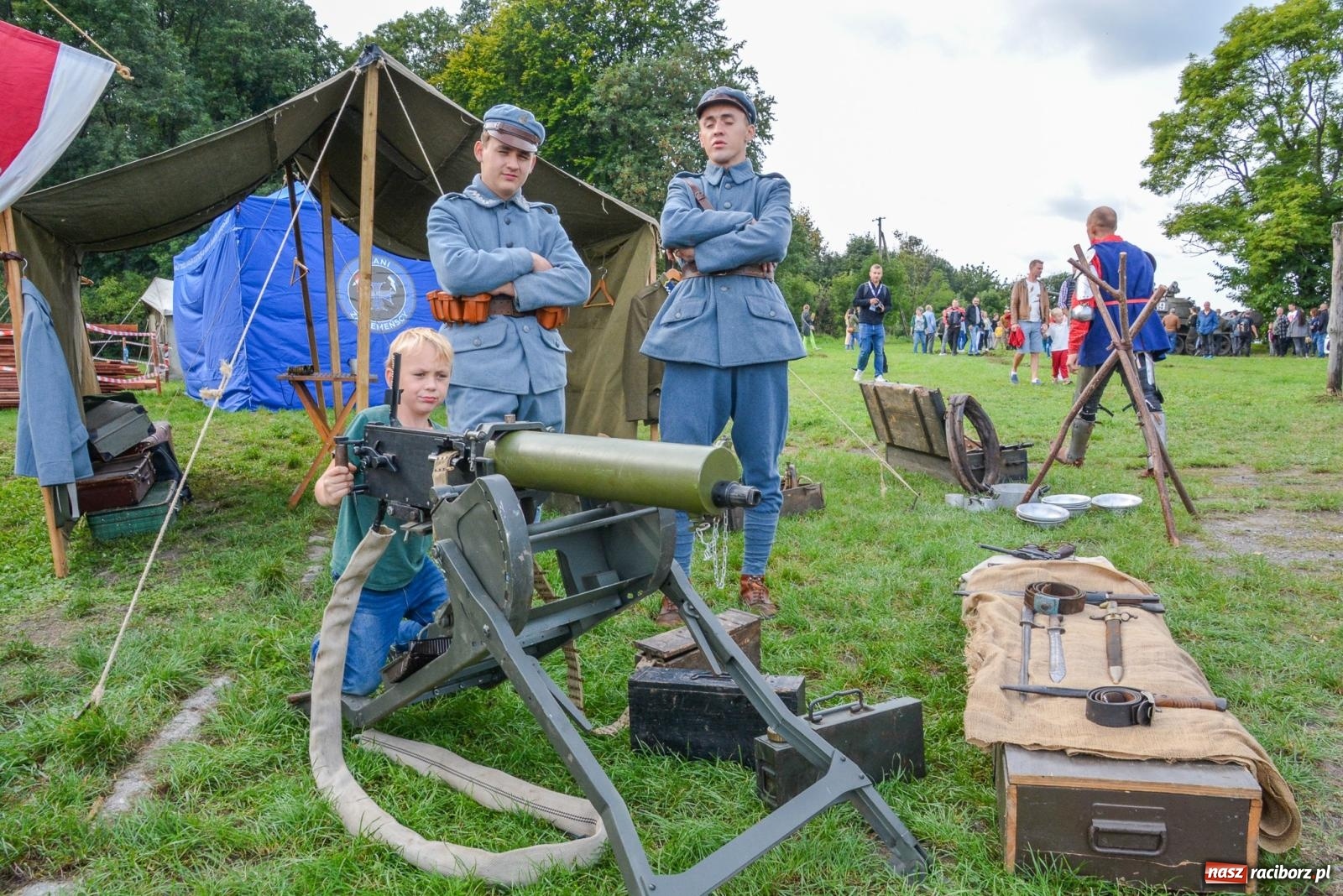 Zdjęcie w galerii na portalu naszraciborz.pl: Piknik militarny w Sławikowie. Wiktoria wjechała czołgiem T-55 [FOTO i WIDEO] wiadomości z regionu