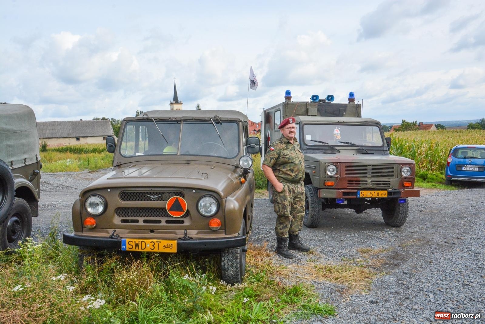 Zdjęcie w galerii na portalu naszraciborz.pl: Piknik militarny w Sławikowie. Wiktoria wjechała czołgiem T-55 [FOTO i WIDEO] wiadomości z regionu