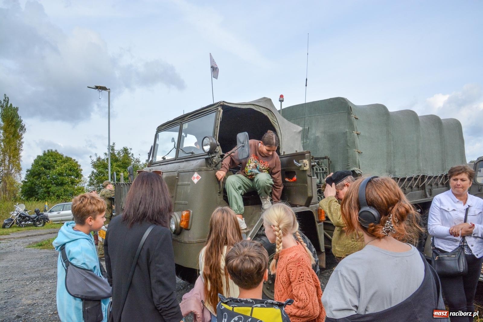 Zdjęcie w galerii na portalu naszraciborz.pl: Piknik militarny w Sławikowie. Wiktoria wjechała czołgiem T-55 [FOTO i WIDEO] wiadomości z regionu