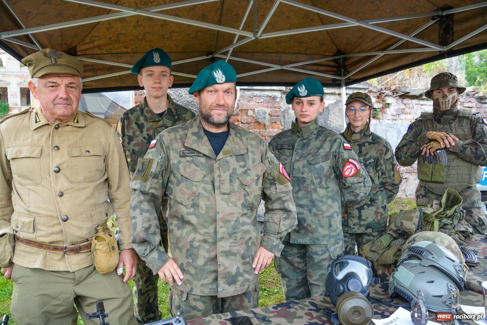 Zdjęcie w galerii na portalu naszraciborz.pl: Piknik militarny w Sławikowie. Wiktoria wjechała czołgiem T-55 [FOTO i WIDEO] wiadomości z regionu