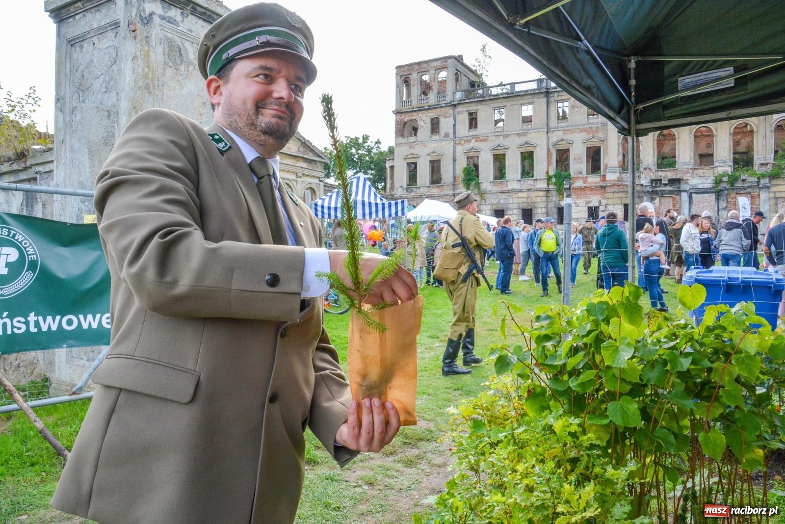 Zdjęcie w galerii na portalu naszraciborz.pl: Piknik militarny w Sławikowie. Wiktoria wjechała czołgiem T-55 [FOTO i WIDEO] wiadomości z regionu