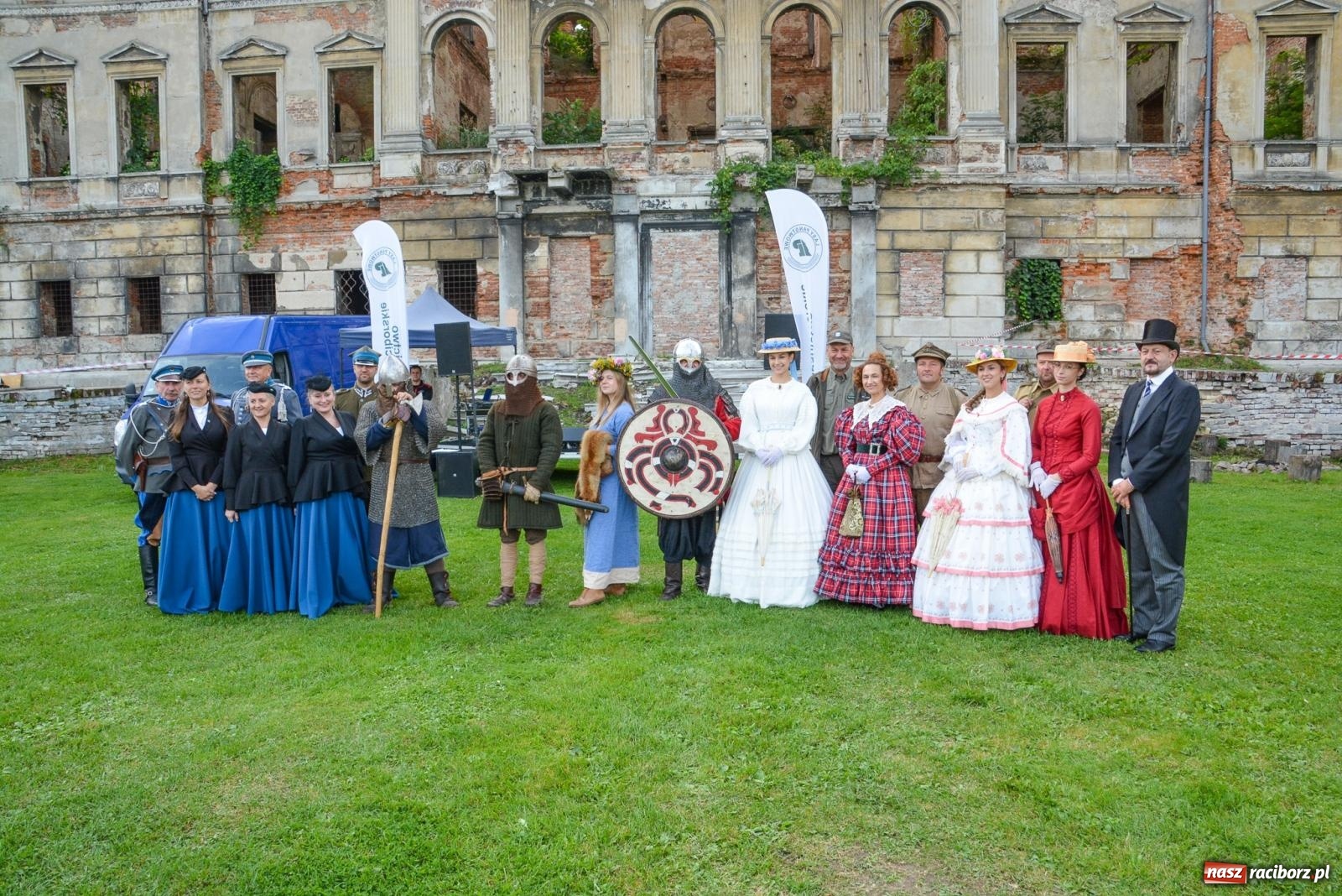 Zdjęcie w galerii na portalu naszraciborz.pl: Piknik militarny w Sławikowie. Wiktoria wjechała czołgiem T-55 [FOTO i WIDEO] wiadomości z regionu