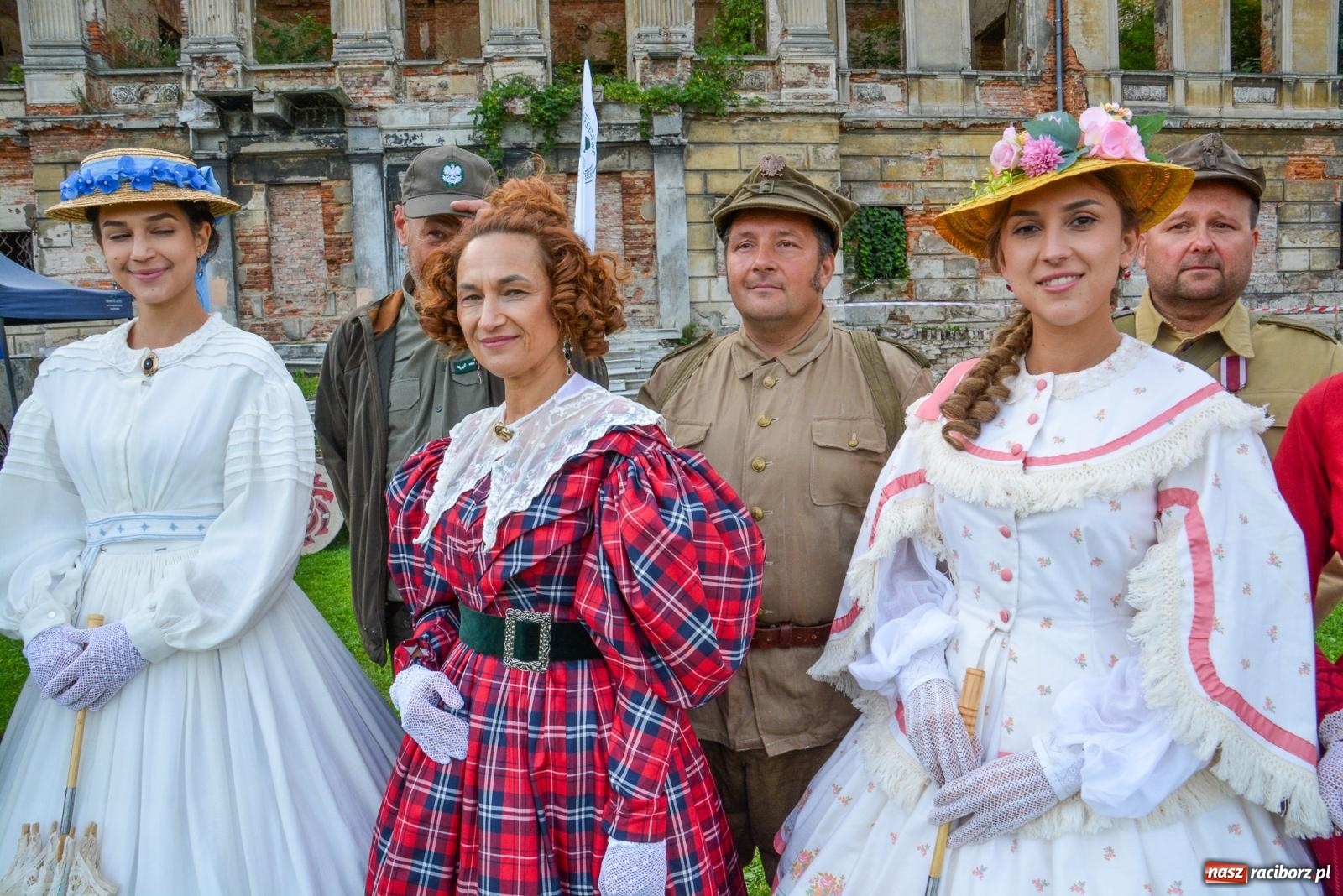 Zdjęcie w galerii na portalu naszraciborz.pl: Piknik militarny w Sławikowie. Wiktoria wjechała czołgiem T-55 [FOTO i WIDEO] wiadomości z regionu