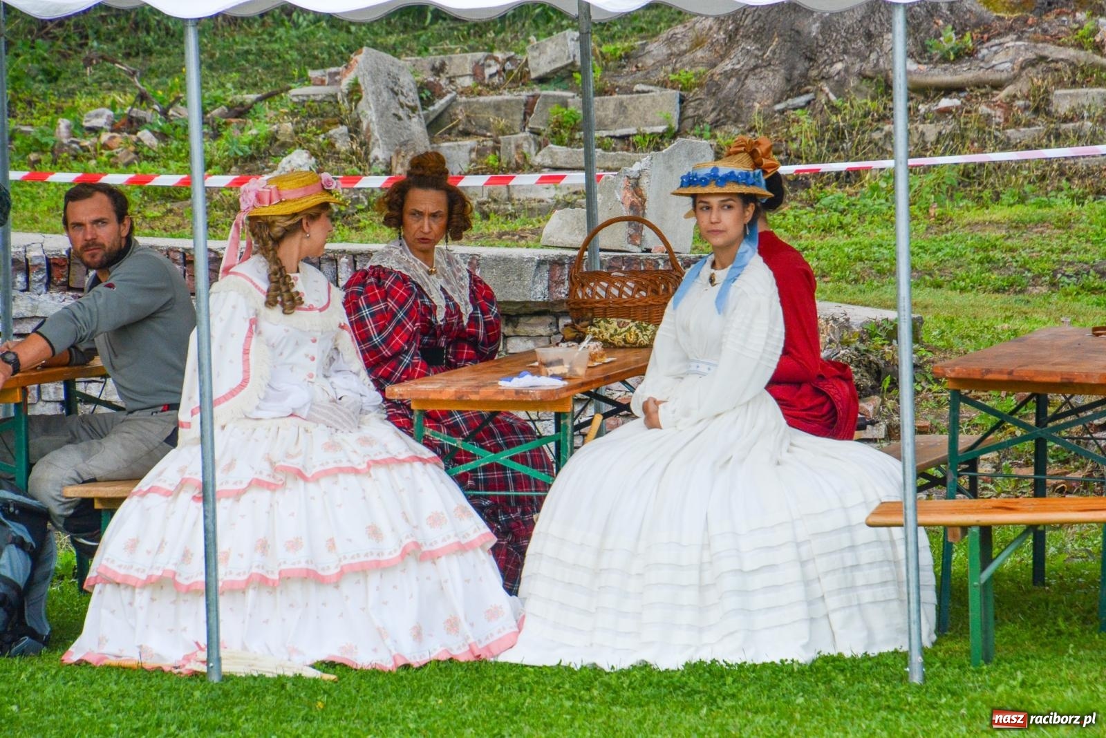 Zdjęcie w galerii na portalu naszraciborz.pl: Piknik militarny w Sławikowie. Wiktoria wjechała czołgiem T-55 [FOTO i WIDEO] wiadomości z regionu