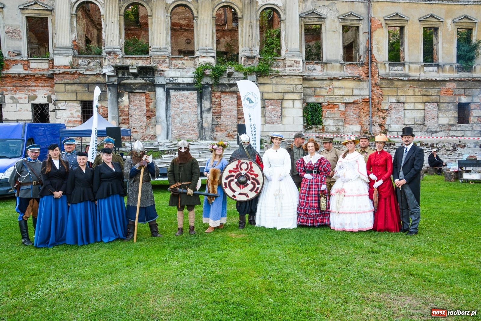 Zdjęcie w galerii na portalu naszraciborz.pl: Piknik militarny w Sławikowie. Wiktoria wjechała czołgiem T-55 [FOTO i WIDEO] wiadomości z regionu