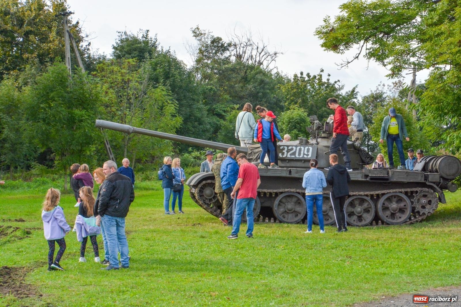 Zdjęcie w galerii na portalu naszraciborz.pl: Piknik militarny w Sławikowie. Wiktoria wjechała czołgiem T-55 [FOTO i WIDEO] wiadomości z regionu