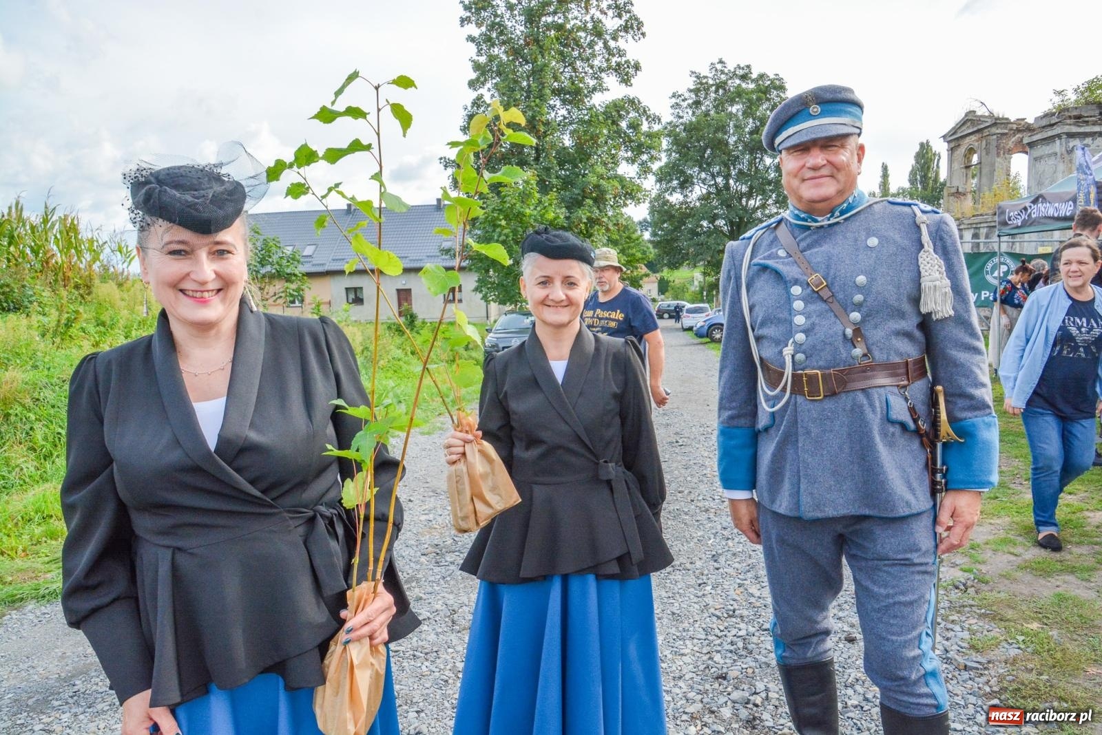 Zdjęcie w galerii na portalu naszraciborz.pl: Piknik militarny w Sławikowie. Wiktoria wjechała czołgiem T-55 [FOTO i WIDEO] wiadomości z regionu