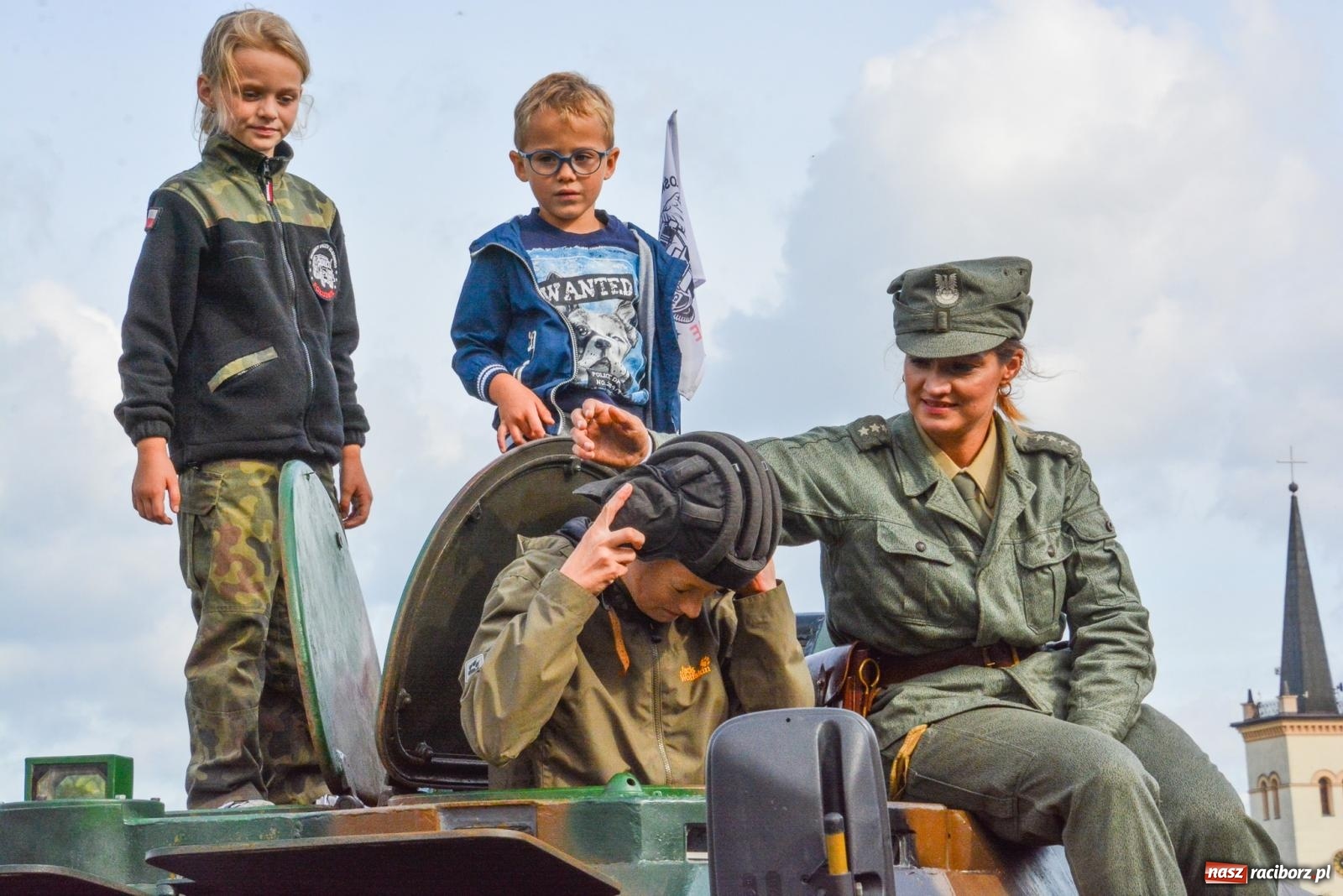 Zdjęcie w galerii na portalu naszraciborz.pl: Piknik militarny w Sławikowie. Wiktoria wjechała czołgiem T-55 [FOTO i WIDEO] wiadomości z regionu