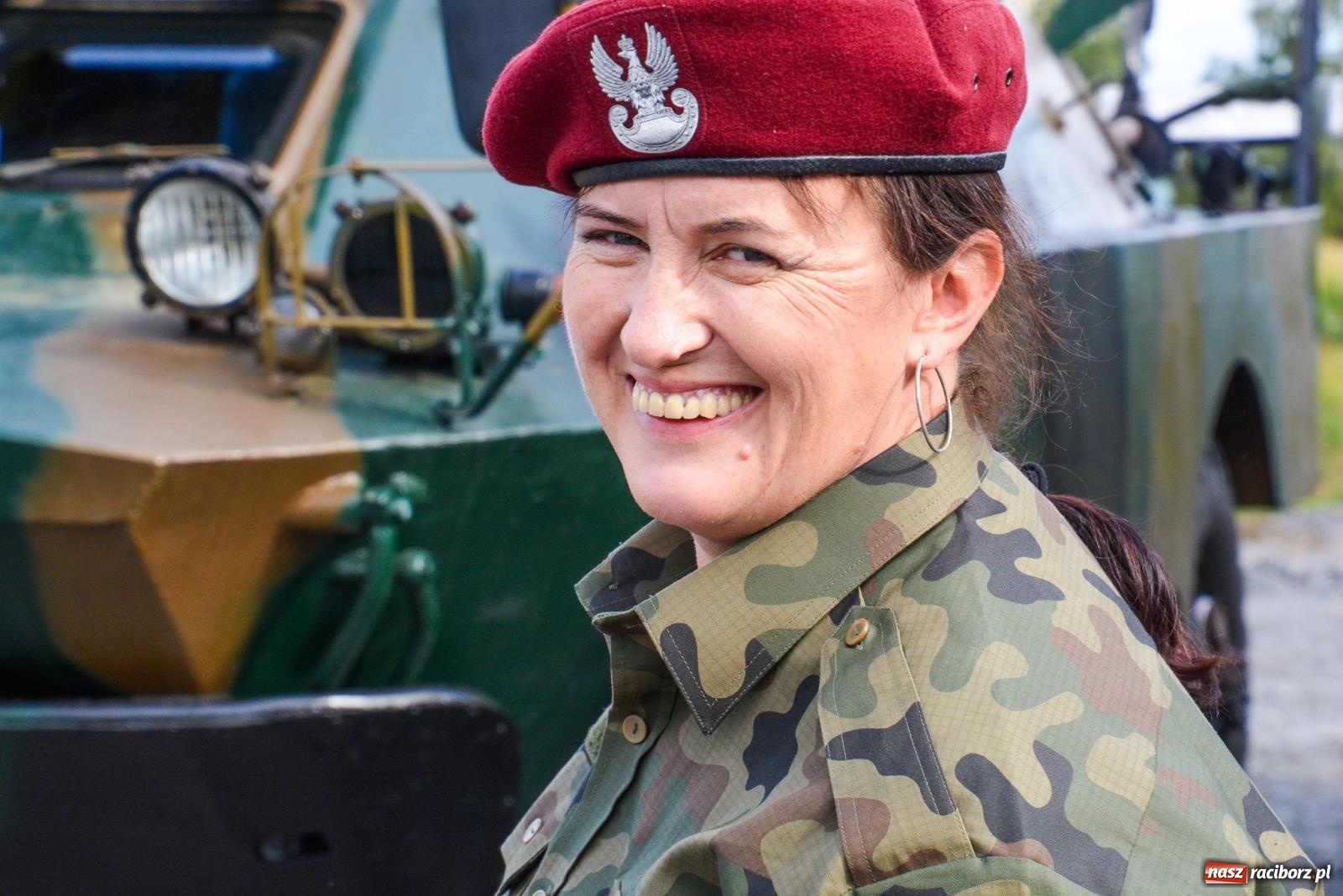 Zdjęcie w galerii na portalu naszraciborz.pl: Piknik militarny w Sławikowie. Wiktoria wjechała czołgiem T-55 [FOTO i WIDEO] wiadomości z regionu