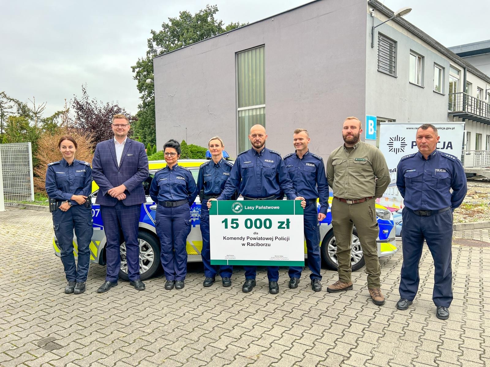 Zdjęcie w galerii na portalu naszraciborz.pl: Dzielnicowi z Raciborza dostaną suzuki. Pomogły Lasy Państwowe wiadomości z regionu